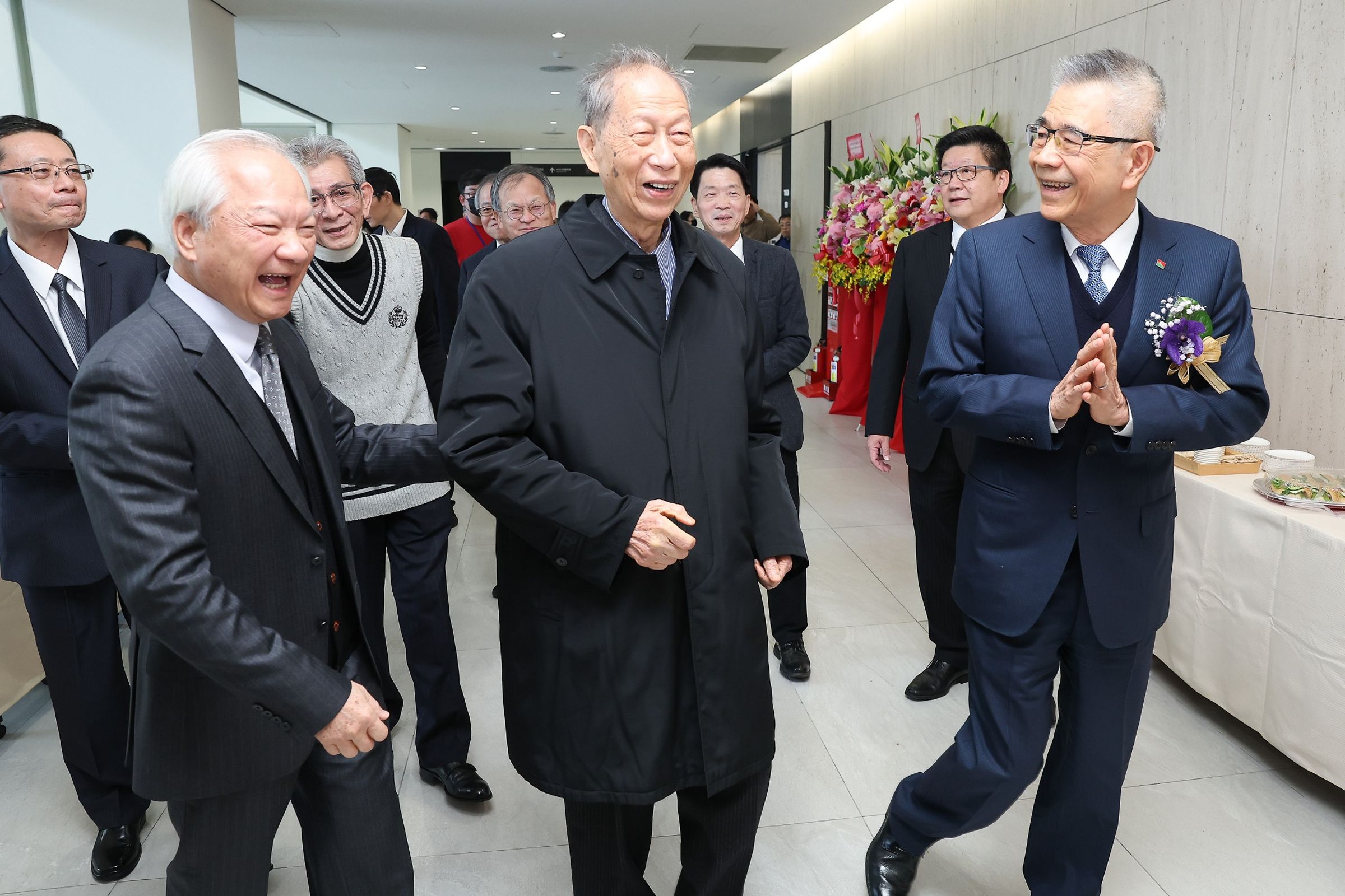 信義企業集團創辦人周俊吉(右)感念恩師王寶輝(中),於他生日當天促成中國文化大學與政治大學的教學合作。(信義房屋提供)