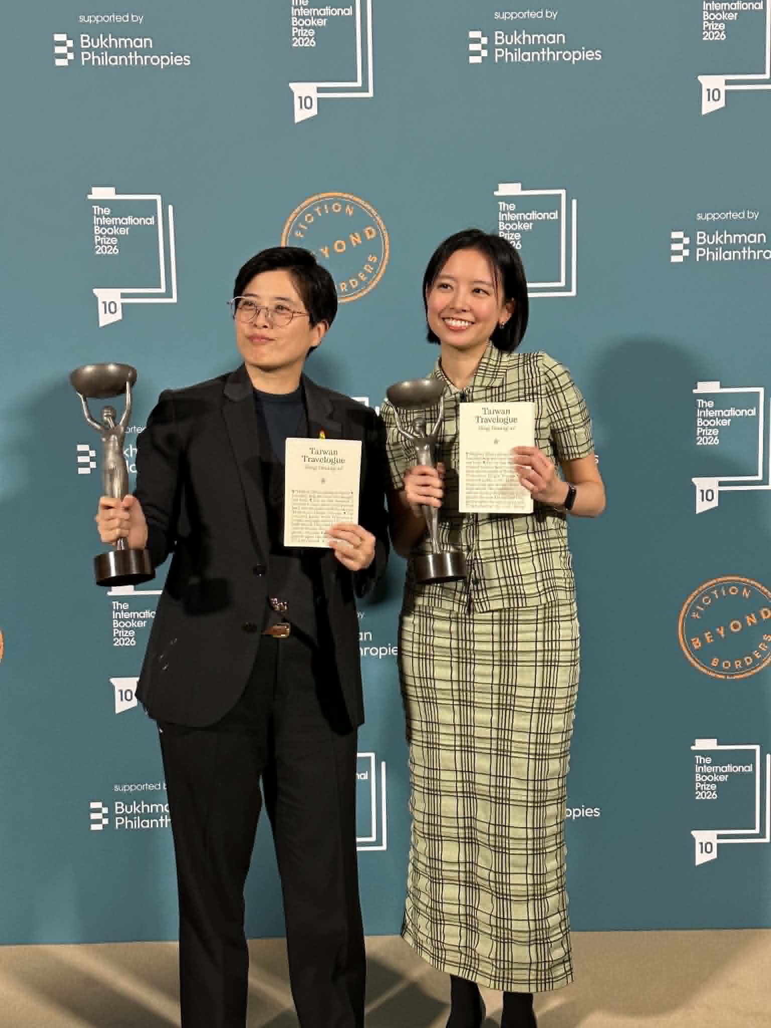 楊双子與譯者金翎，喜奪國際布克獎。楊双子感言之一是：「能夠生為一名台灣人，是我的幸運；能夠以台灣作家的身分站在這裡，是我的驕傲。」（翻攝自春山出版社臉書）