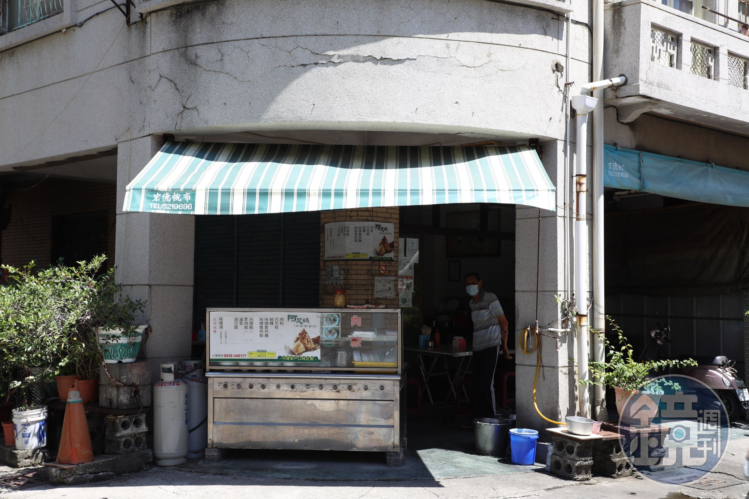 高雄哈瑪星的「阿足姨肉粽碗粿專門店」是一間飄香超過45年的老店。