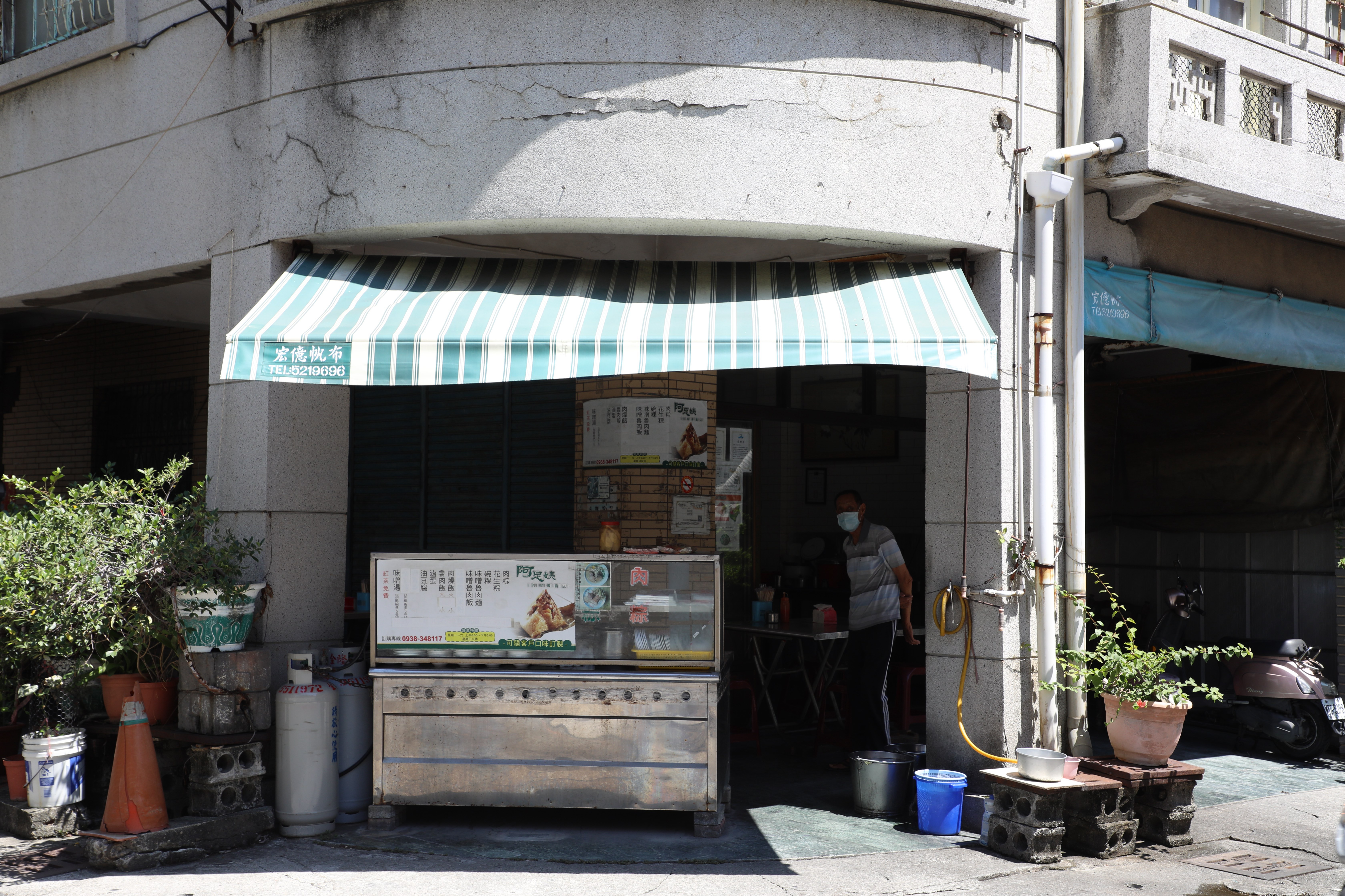 高雄哈瑪星的「阿足姨肉粽碗粿專門店」是一間飄香超過45年的老店。