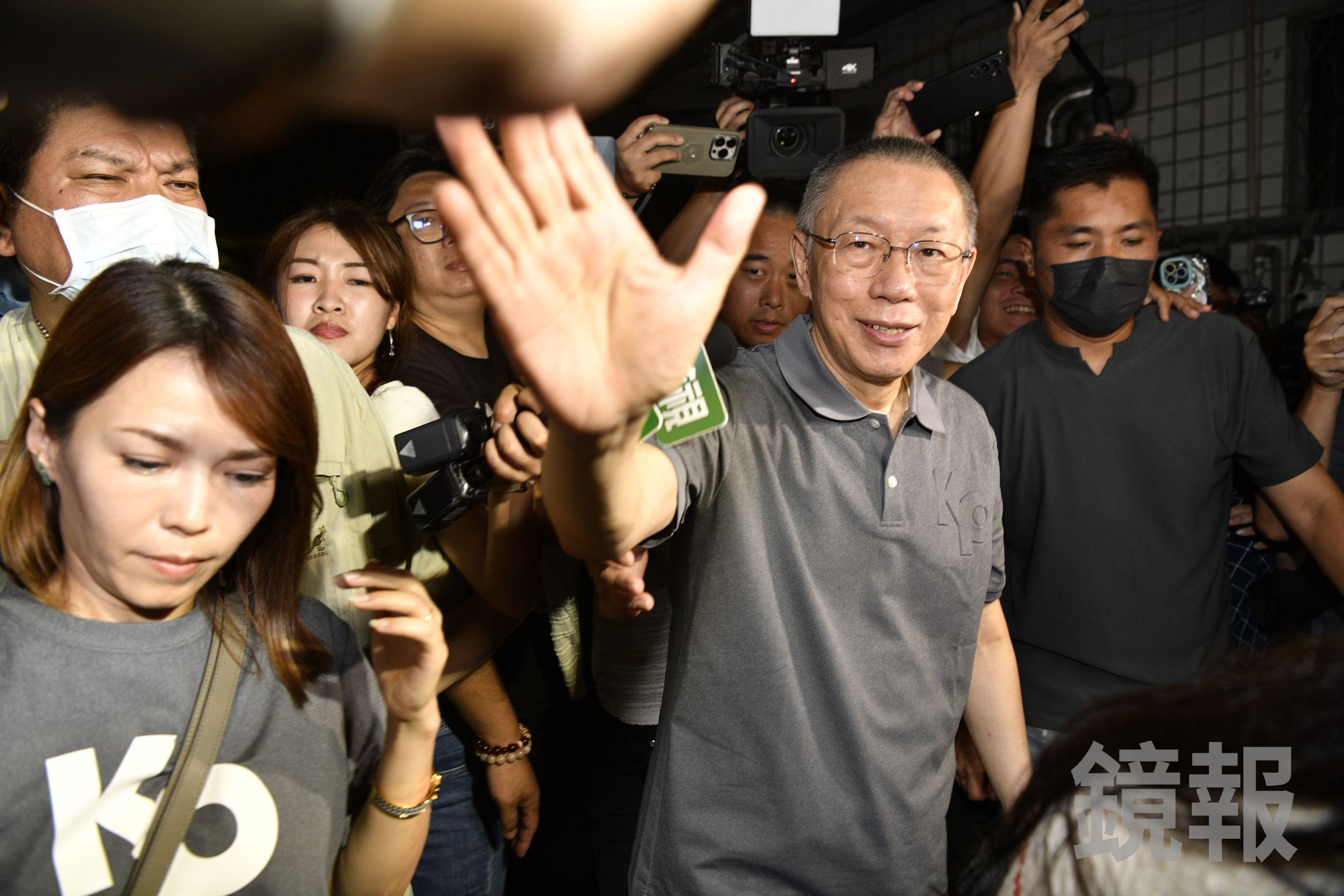 民眾黨前主席柯文哲(右)8日獲交保。(鏡報李智為)