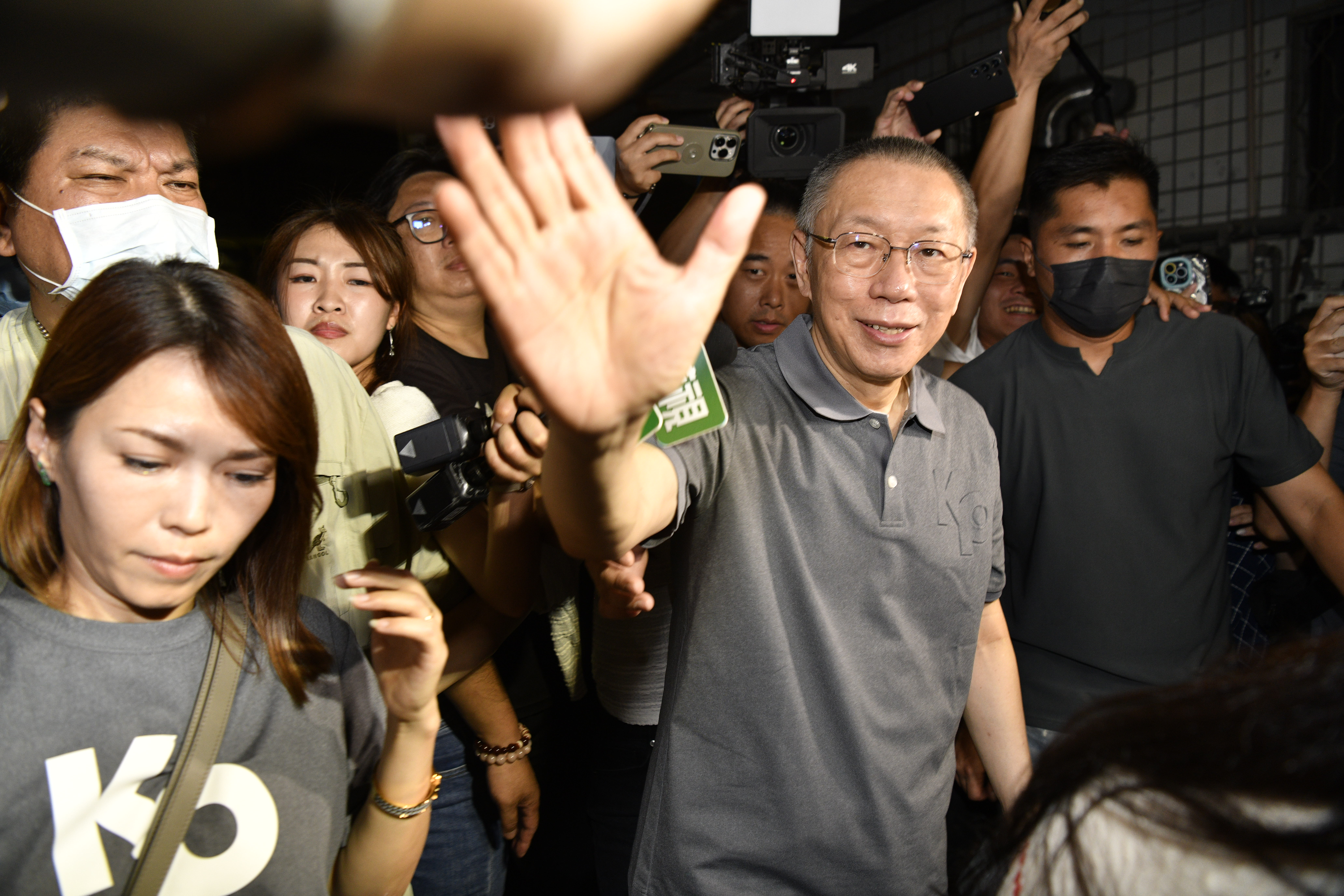 民眾黨前主席柯文哲（右）8日獲交保。（鏡報李智為）