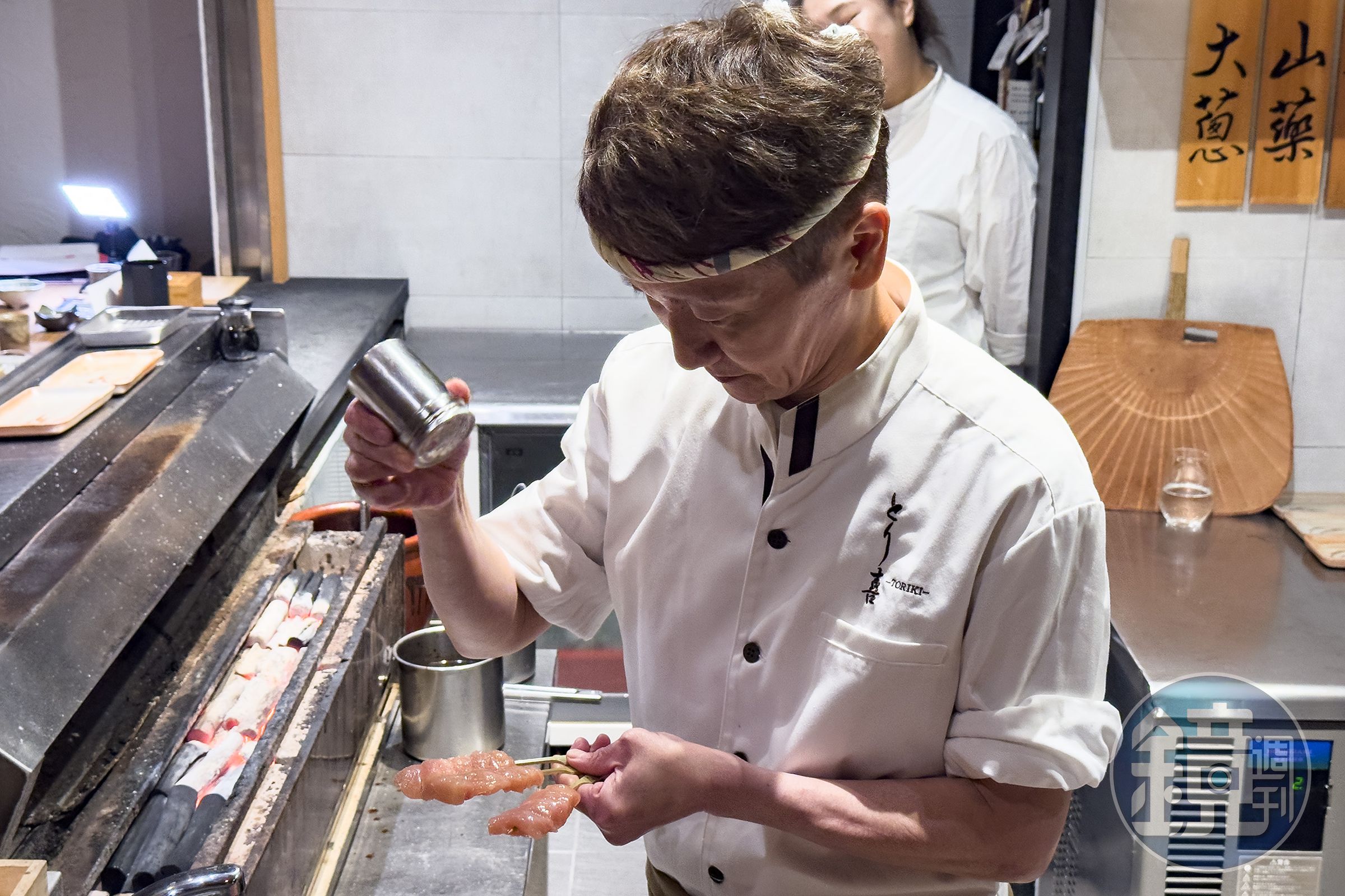 台北鳥喜的多數串燒僅以鹽調味，讓油脂、肉汁與食材香氣自然交融，展現食材的原始美味。