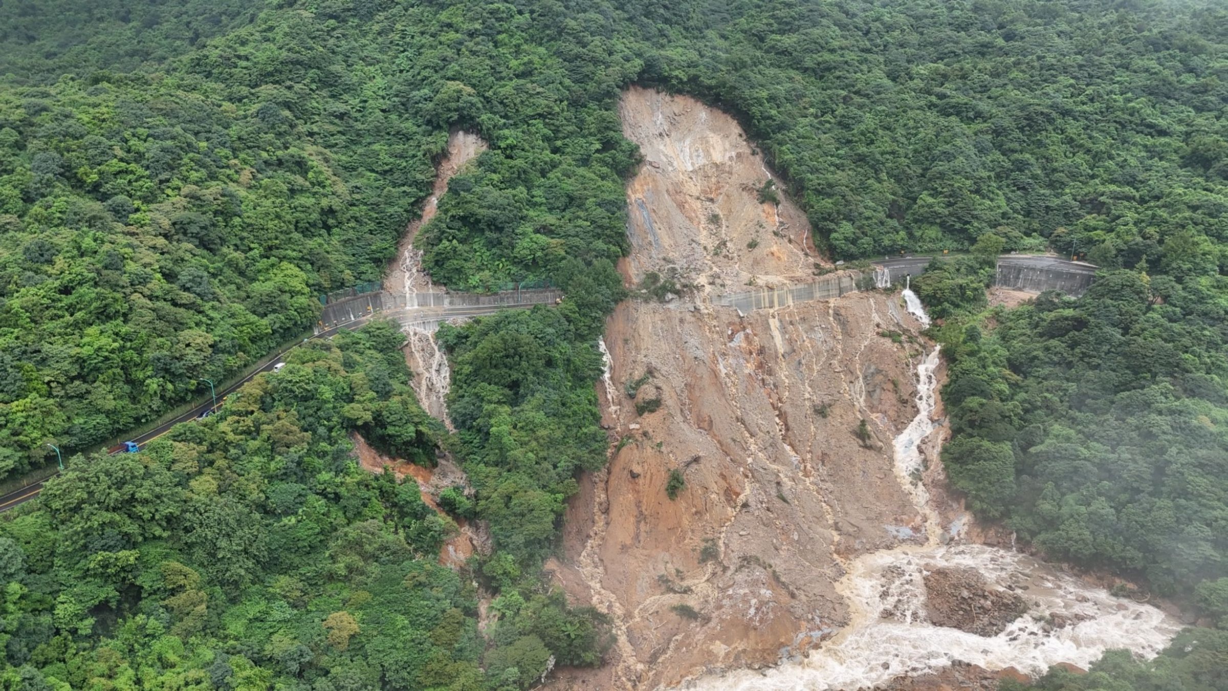 受豪雨影響,陽金公路8.3公里處今日發生邊坡落石坍方,目前正在搶通。(翻攝臉書「幸福公路人(交通部公路局北區養護工程分局)」)