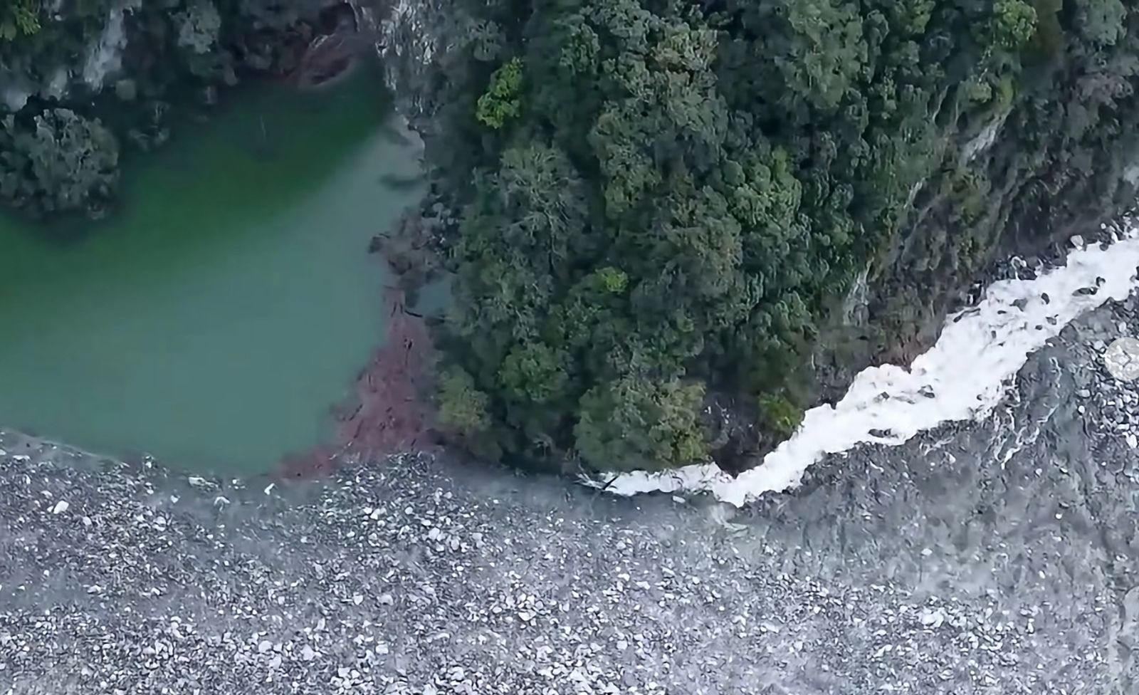 萬里溪堰塞湖已溢流!空拍畫面曝光 季連成、花蓮縣府都發聲了