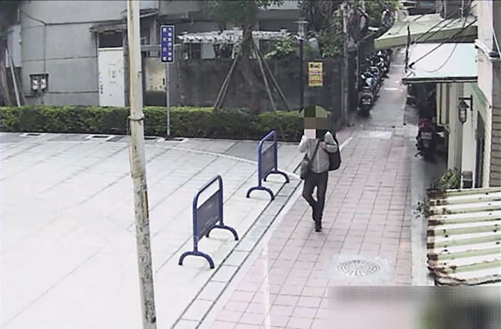 廖聰賢犯案後，在新北新莊的巷弄間穿梭躲藏，刻意製造斷點。（翻攝畫面）