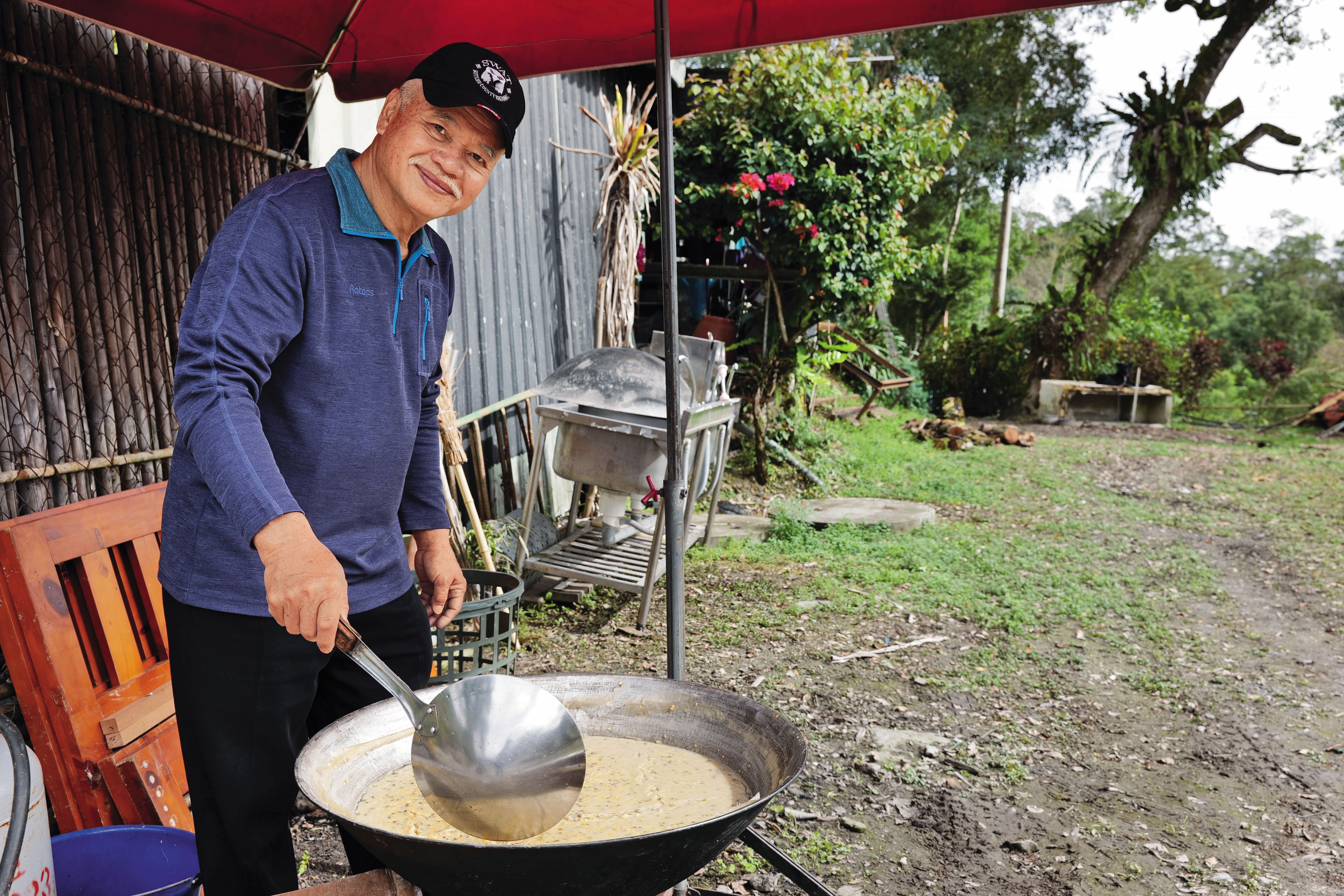 陽光福是花蓮「小台東部落」的頭目,團隊在山下團聚時,他煮山羌肉乾小米綠豆稀飯給大家喝。