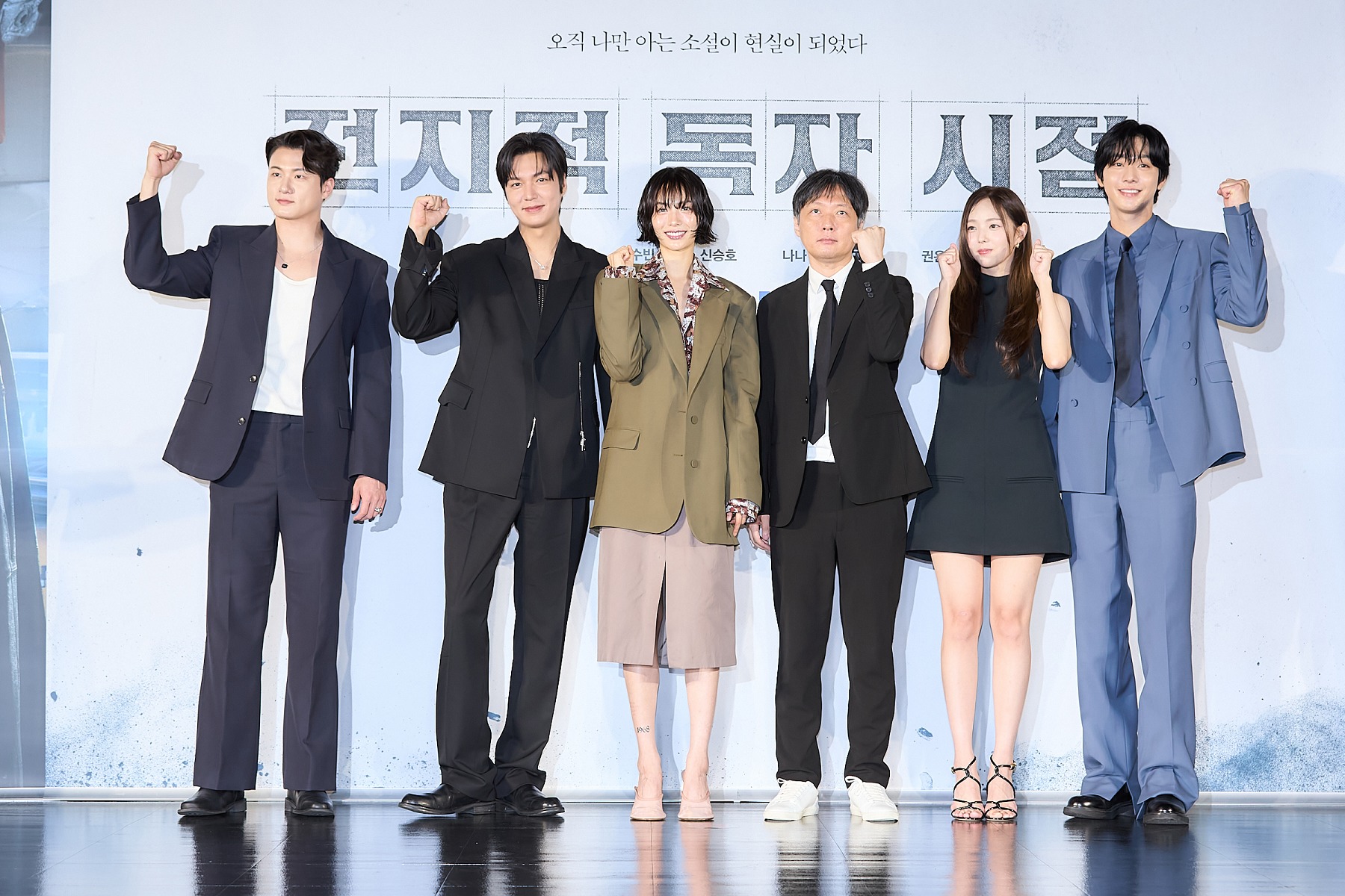 韓影《全知讀者視角》導演金秉祐（右三）率主演群現身記者會。（采昌國際多媒體提供）