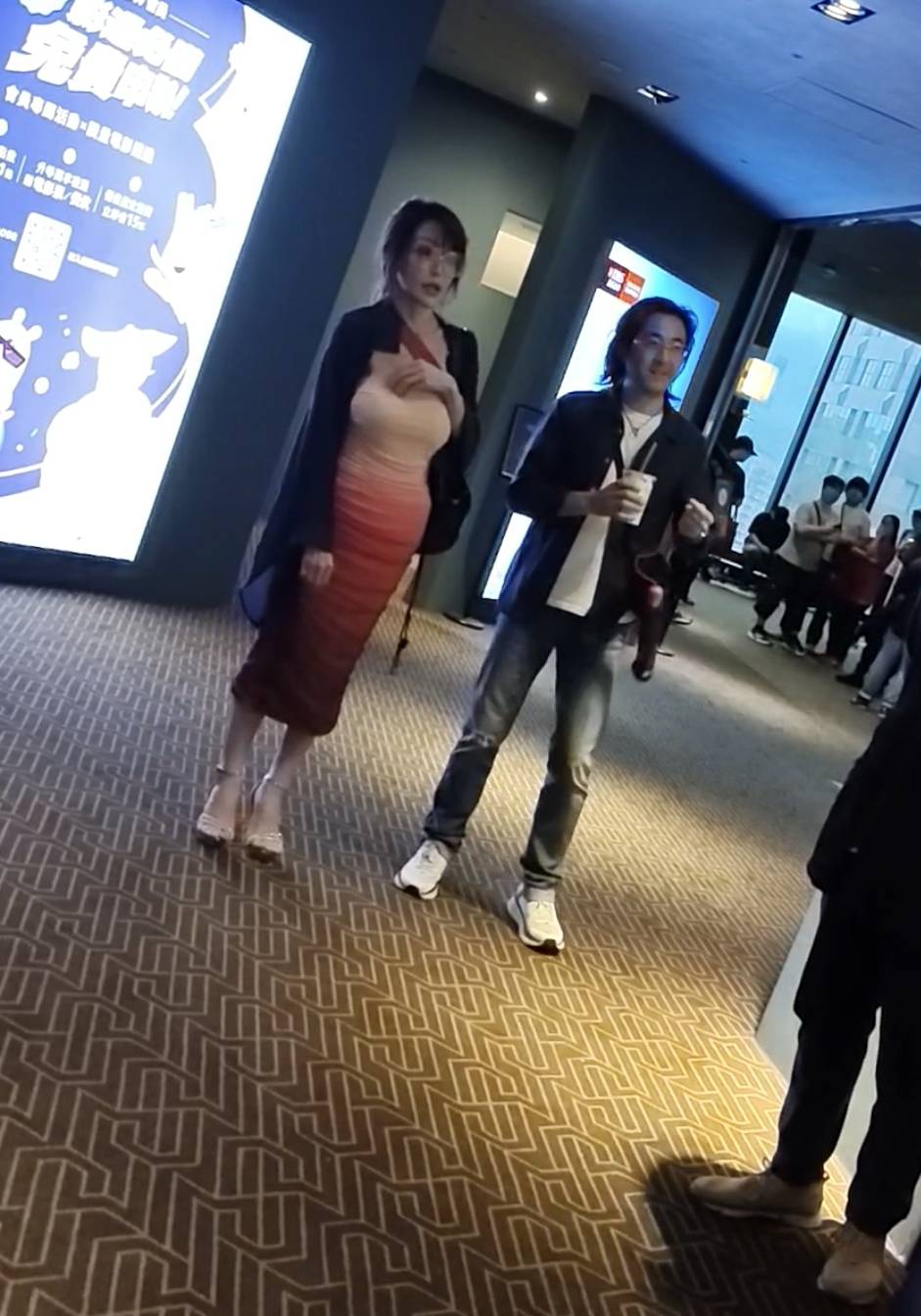郭鑫的緋聞對象現身首映力挺男友，但到了之後就一直待在休息室。
