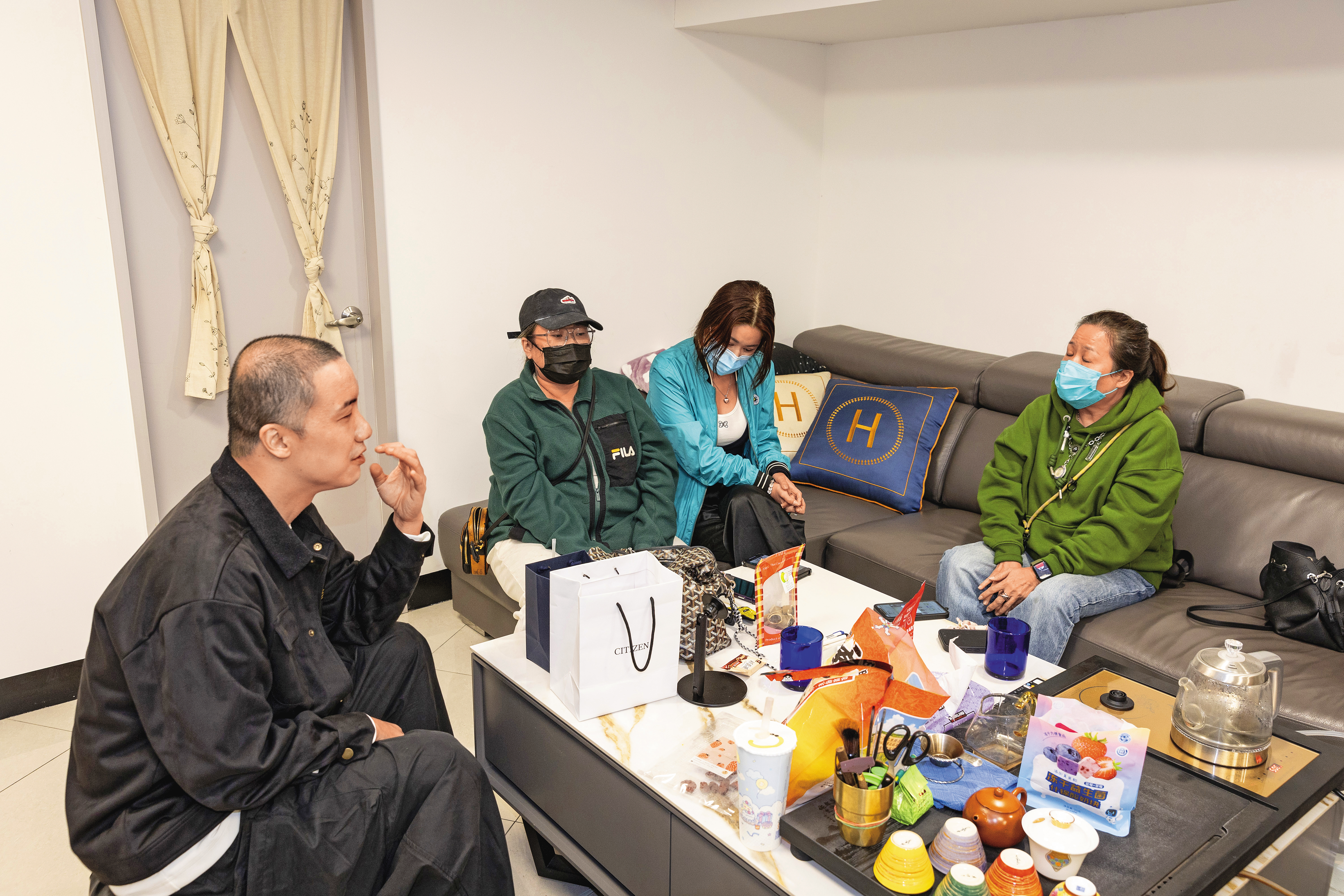 導演朴智雨（左）和三名受害者出面指控賓賓哥詐欺。