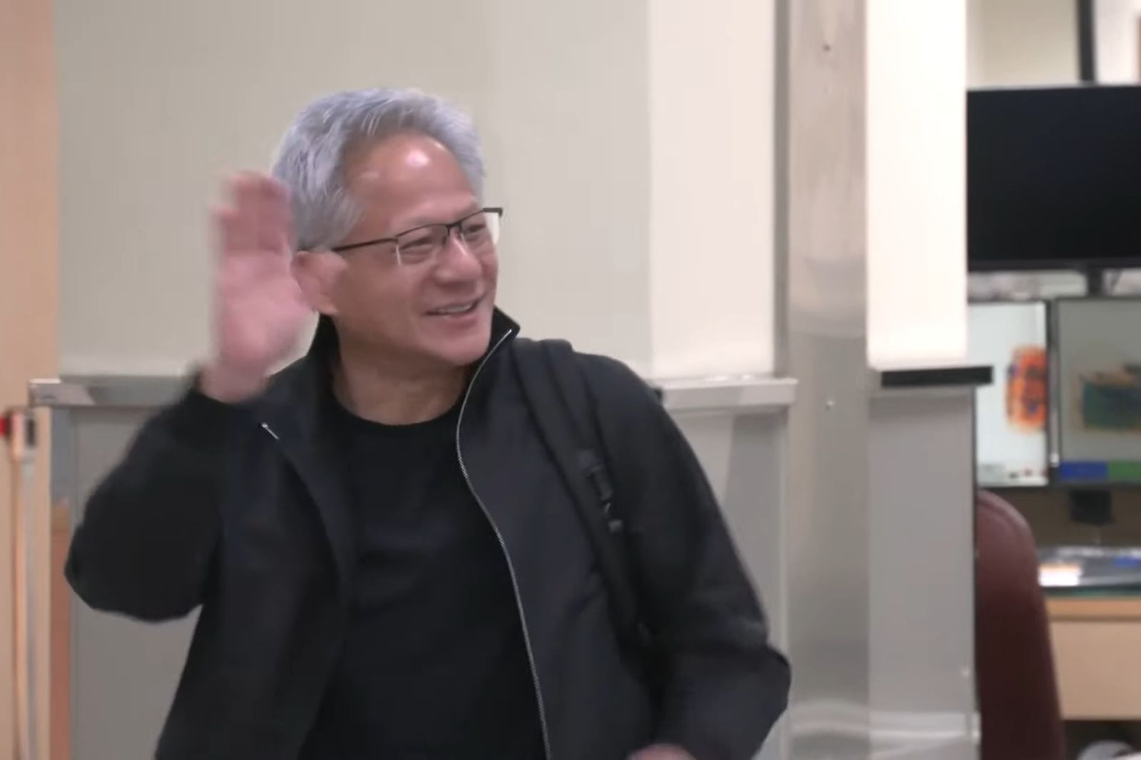 黃仁勳快閃台灣!喊想逛夜市但沒時間 笑曝「我很快就會再回來」