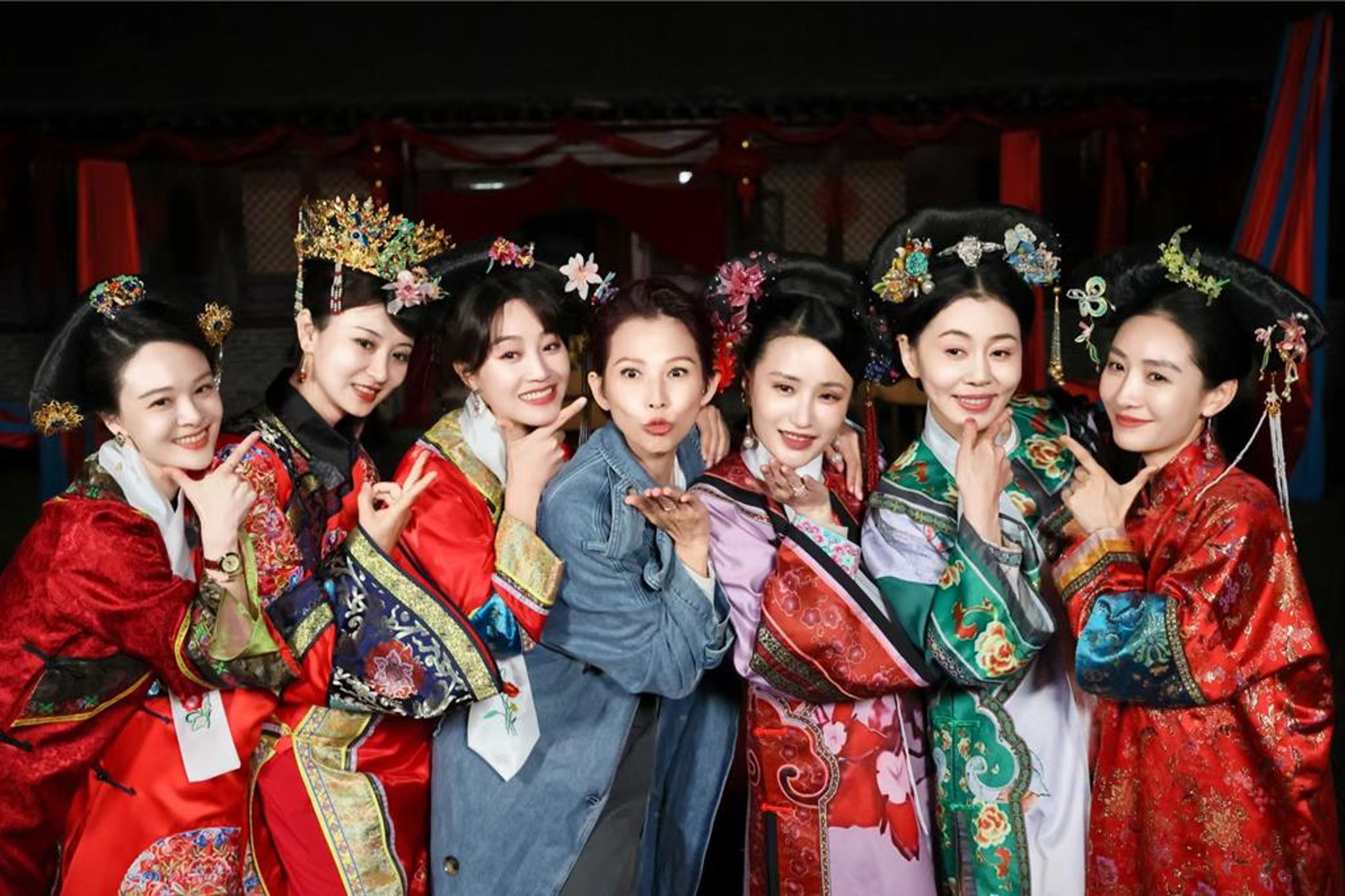 陳思斯(左起)、斕曦、藍盈瑩、蔡少芬、萬美汐、張雅萌、陶昕然俏皮演繹滿族大婚。(星之傳媒提供)