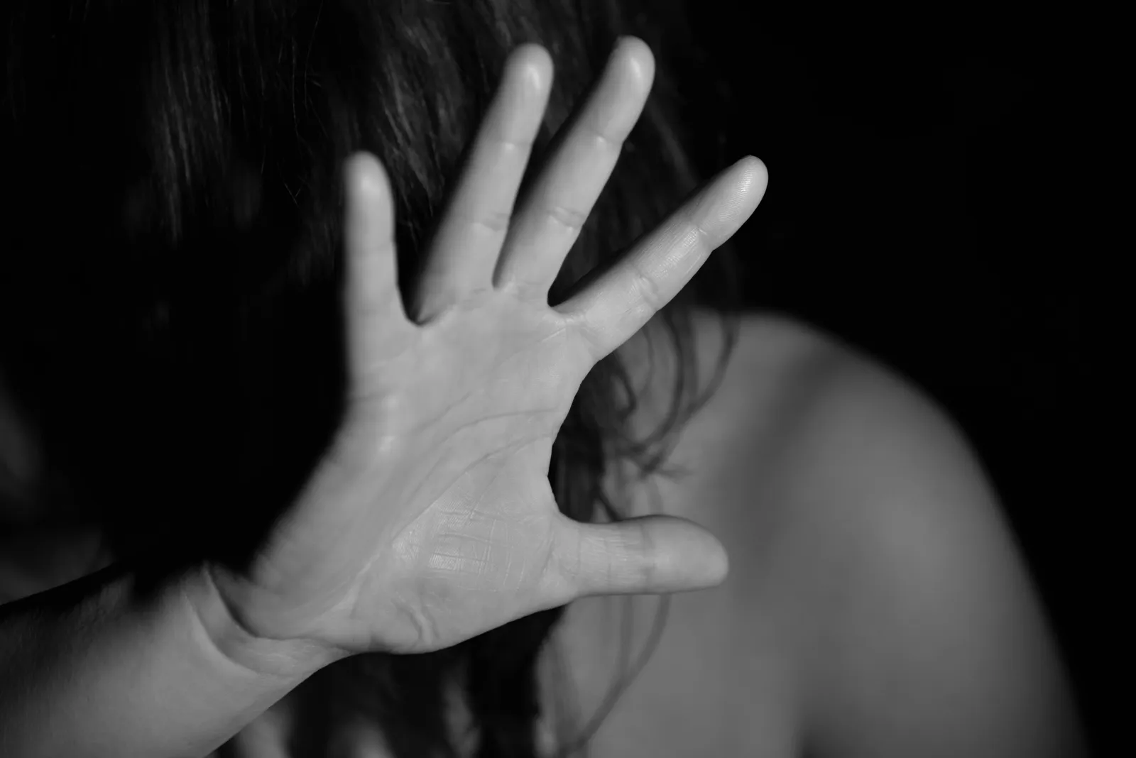 中國父女在路邊爭吵,一名陌生男子稱「幫教育孩子」竟拳打腳踢還過肩摔。(示意圖;翻攝自pexels)
