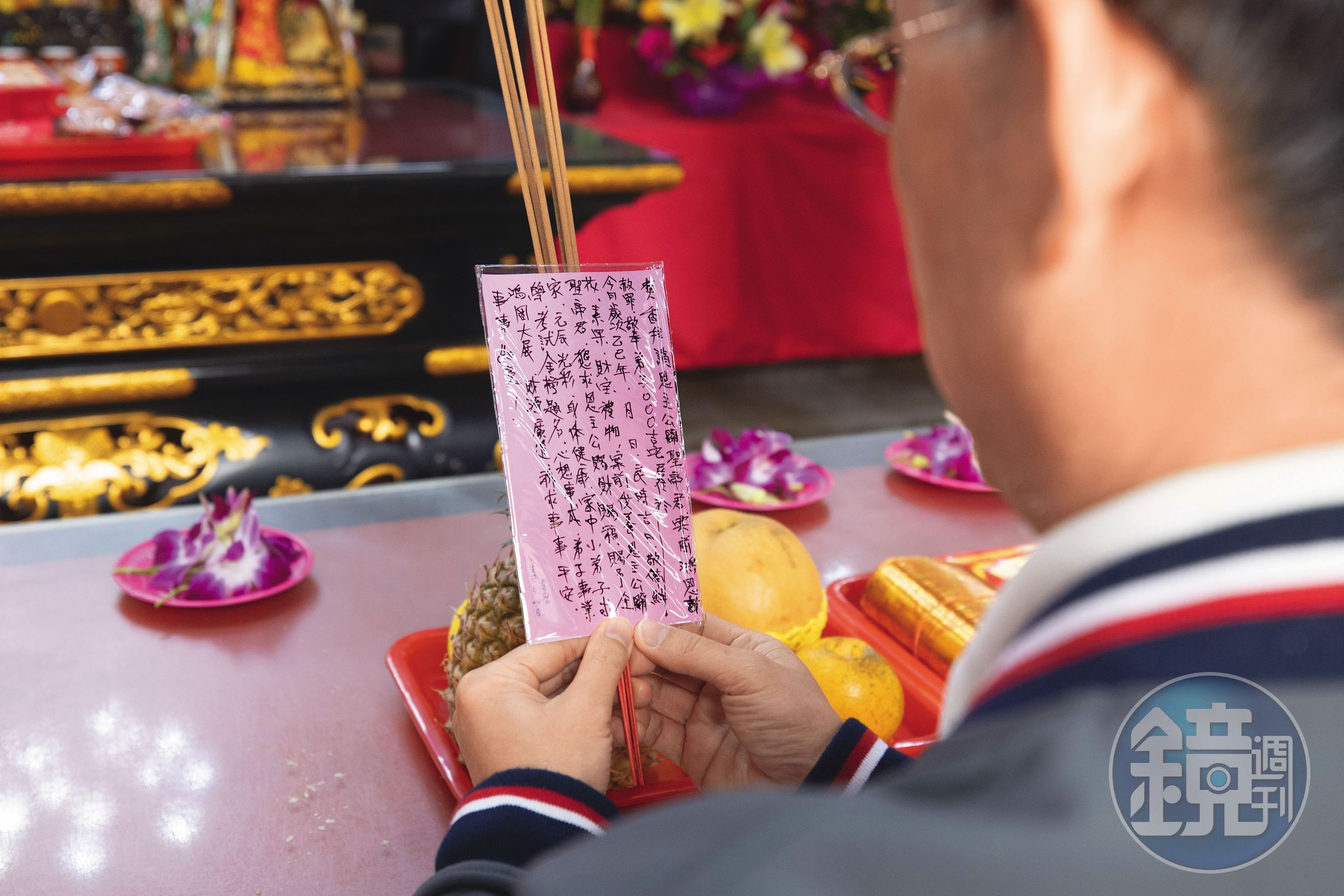 每次祭拜前，郭勝會先寫好祝禱詞，包括姓名、住家地址，感念恩主公庇佑。