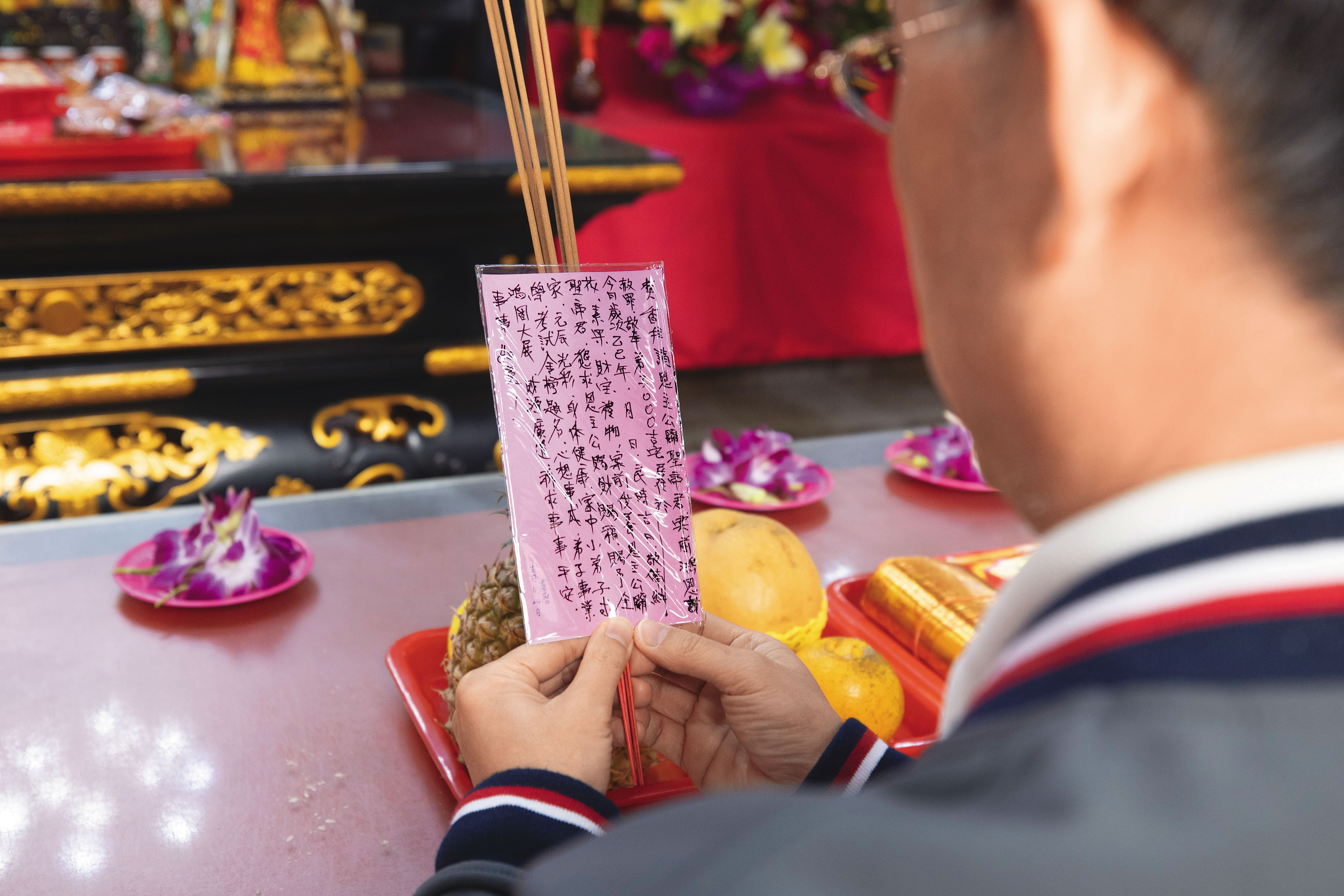 每次祭拜前，郭勝會先寫好祝禱詞，包括姓名、住家地址，感念恩主公庇佑。