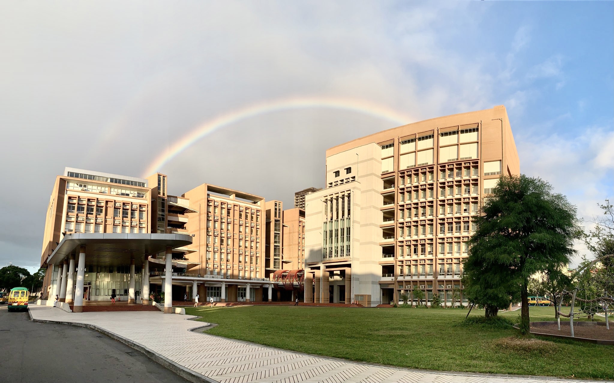 裕德國際學校校外教學爆出上百名師生上吐下瀉，政府單位也出手調查。（翻攝自「Yuteh International School 裕德學校財團法人新北市裕德高級中等學校」臉書）