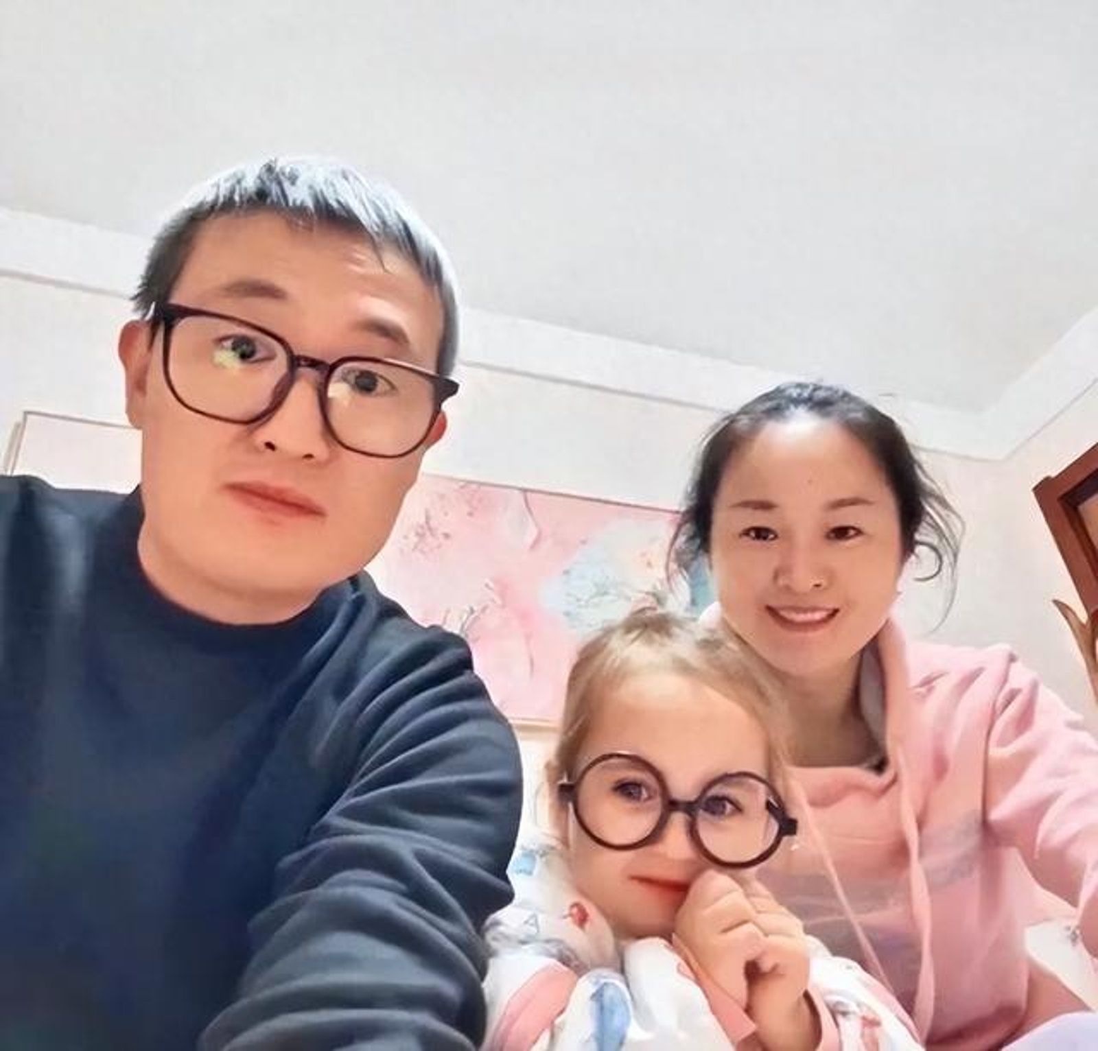 江蘇一對黑頭髮黃皮膚的夫妻，竟生下金髮碧眼的女娃。（翻攝自微博）