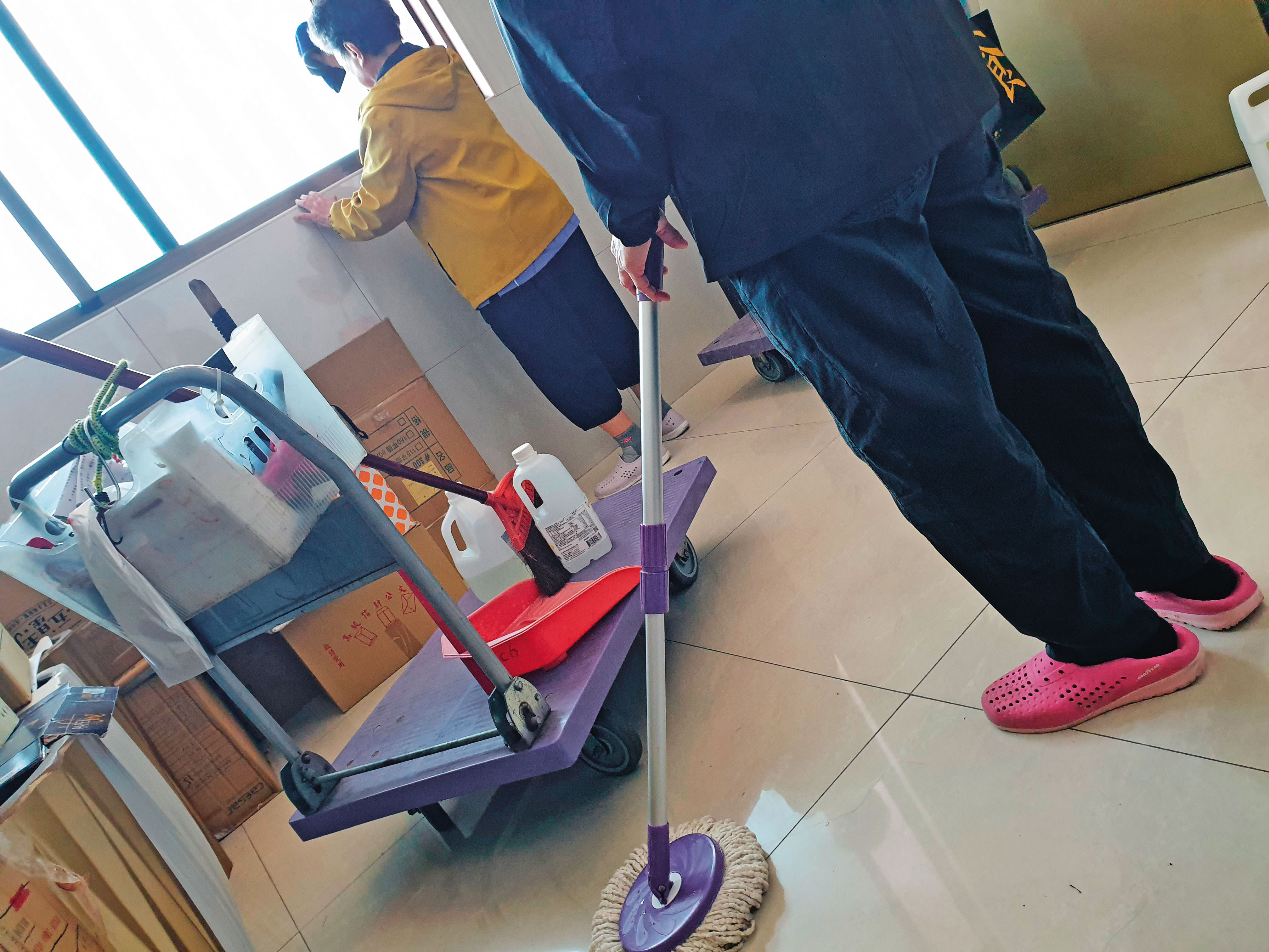 袁男靠長年承攬國營事業的清潔標案，幾家公司營收總計數億元。示意畫面，圖非當事清潔公司人員。