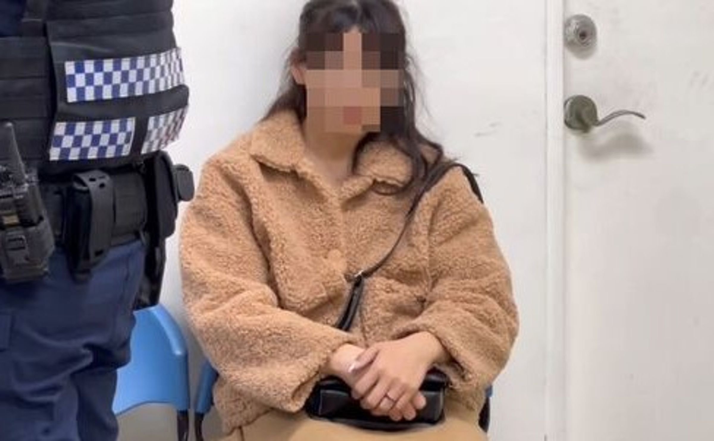 警方依據指認地點,在新市一處大排水溝尋獲男嬰遺體。而生母在相驗時現身,神情十分冷漠。(翻攝畫面)
