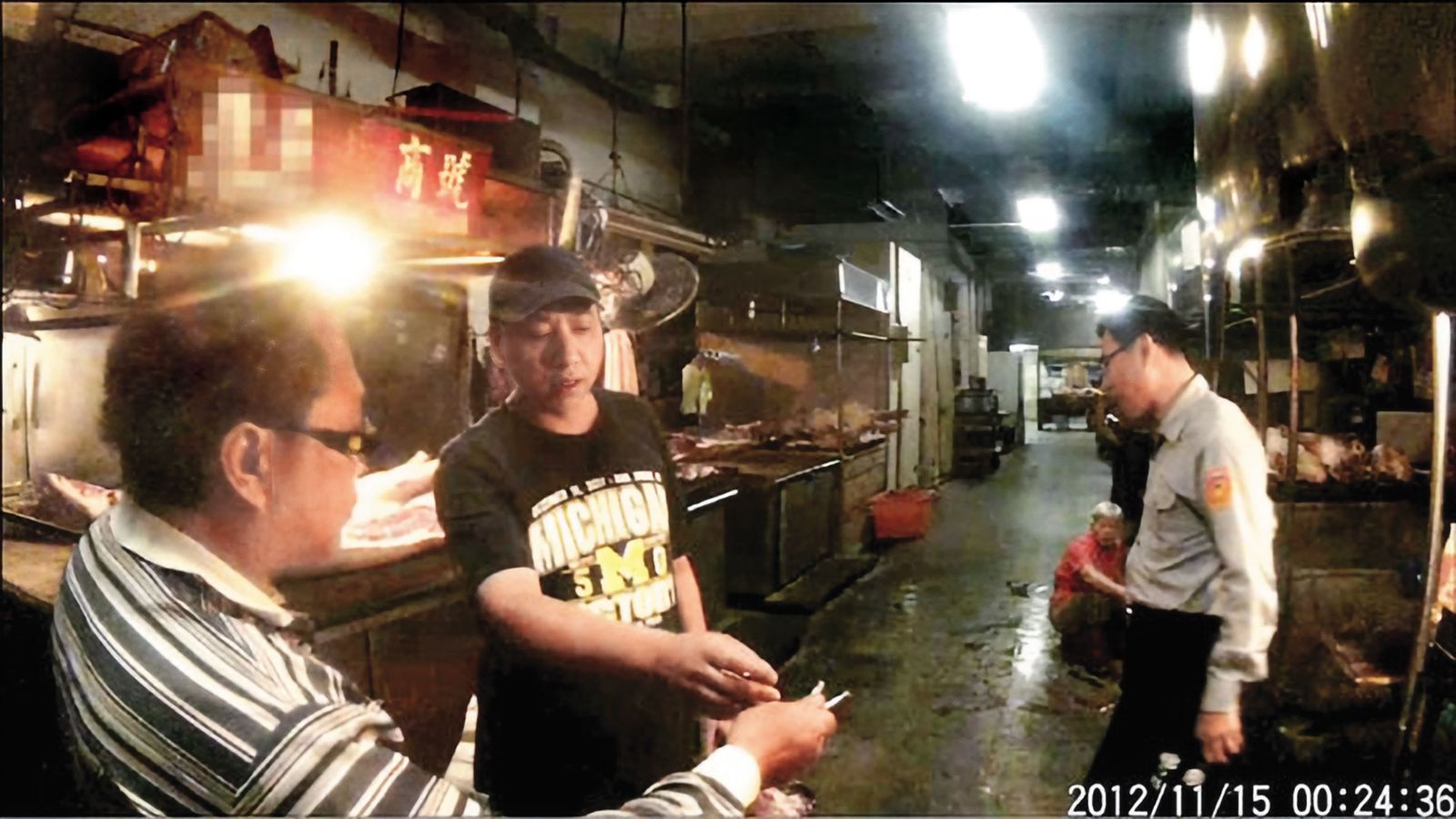 警方在阿來(中)攤位上的豬腸裡翻出吸管,人贓俱獲。(翻攝畫面)