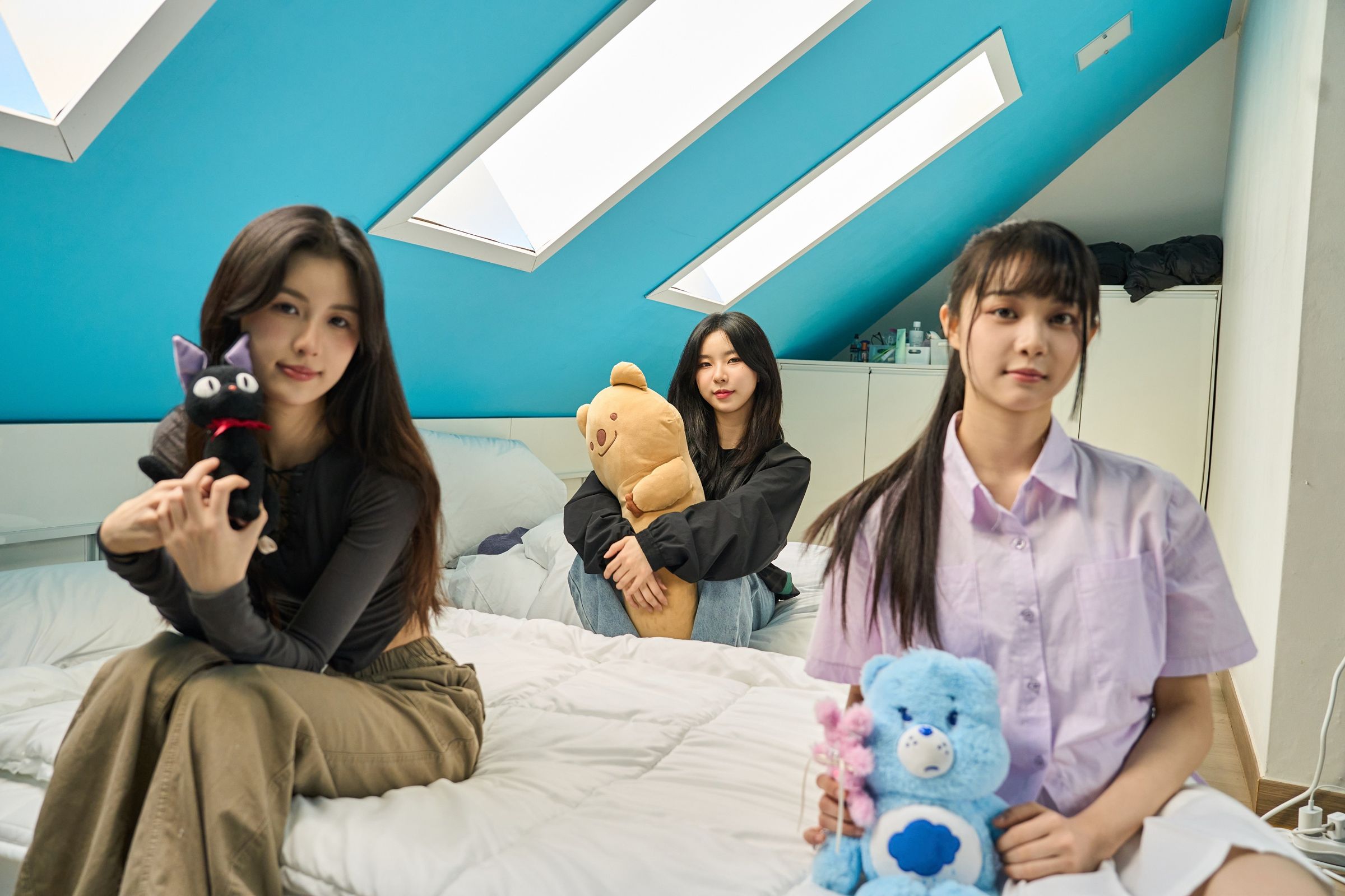 毓、Ayeon、許媛媛共住閣樓式的房間，起床都要小心撞到頭。（天空娛樂提供）