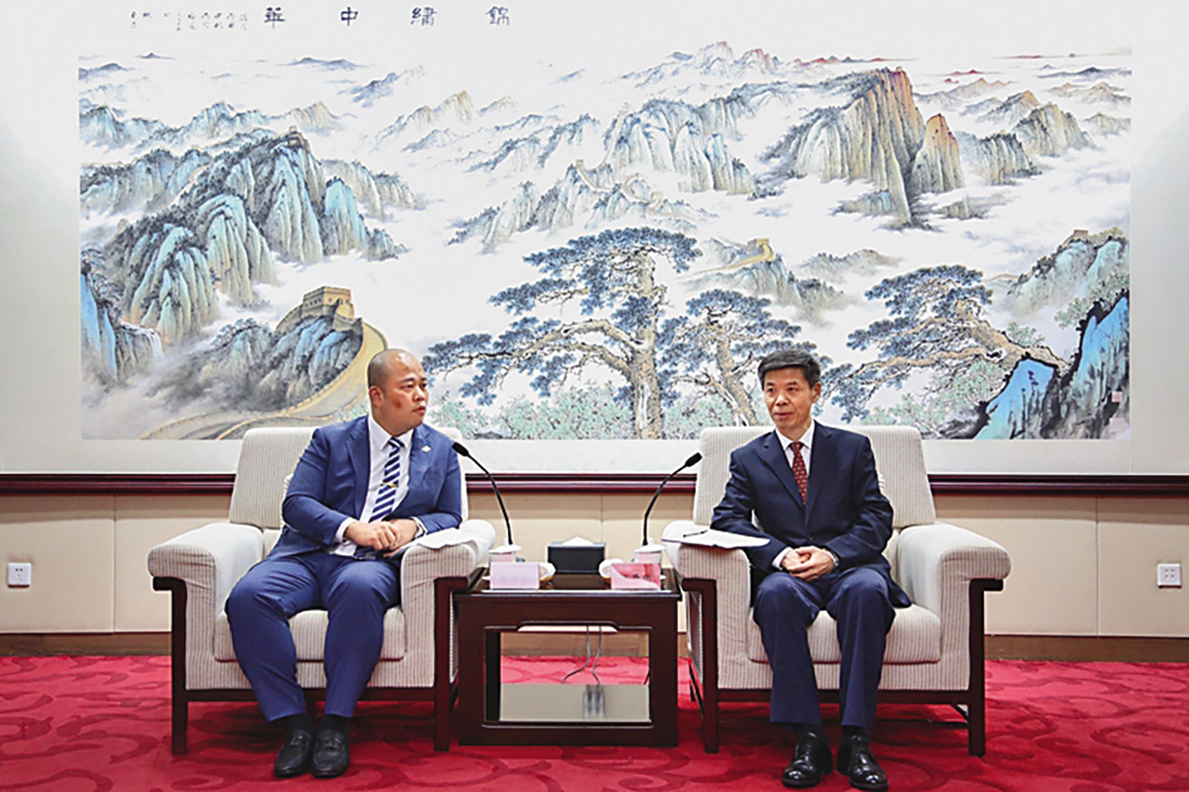 青商會與各國青商均有交流往來，去年5月台灣青商總會總會長張建焜（左）在北京與中共中央台辦、國務院台辦副主任仇開明（右)會面。（翻攝中國台灣網）