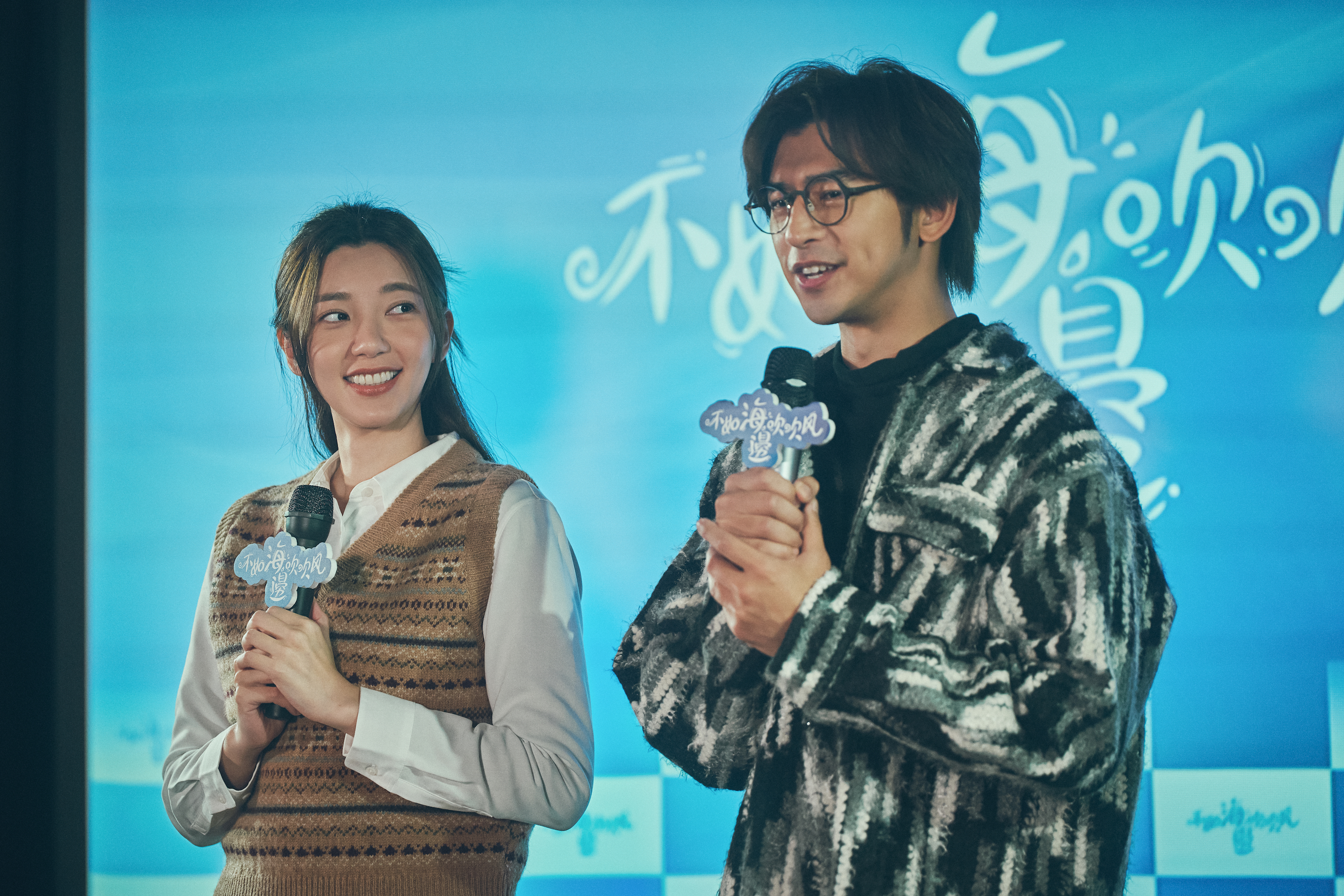 《不如海邊吹吹風》陳柏霖在劇中升格為導演，並邀請郭雪芙一起參與自己的作品。（圖片提供：大川大立）
