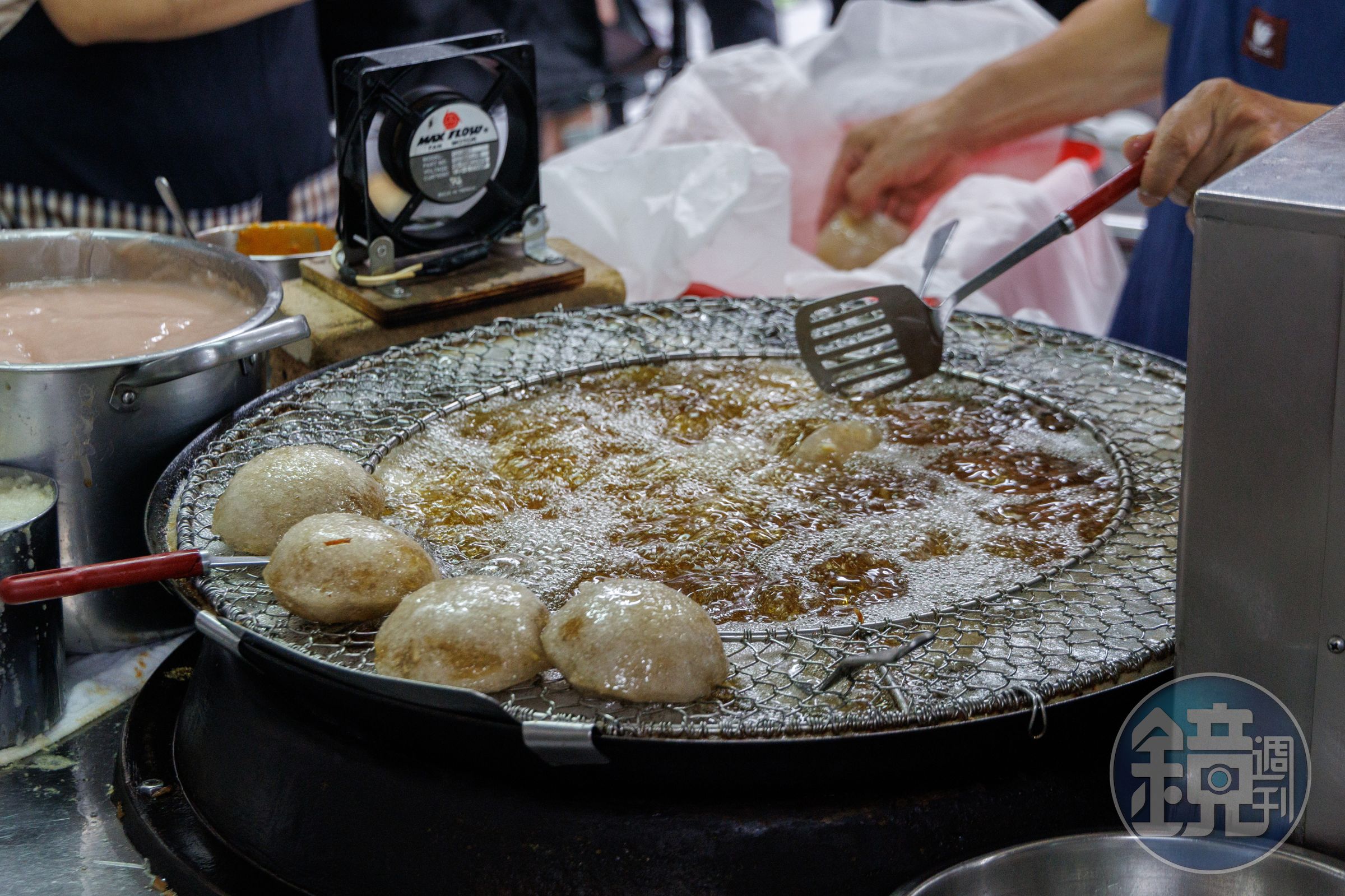 彰化的油泡肉圓需時時注意火候。（葉琳喬攝）