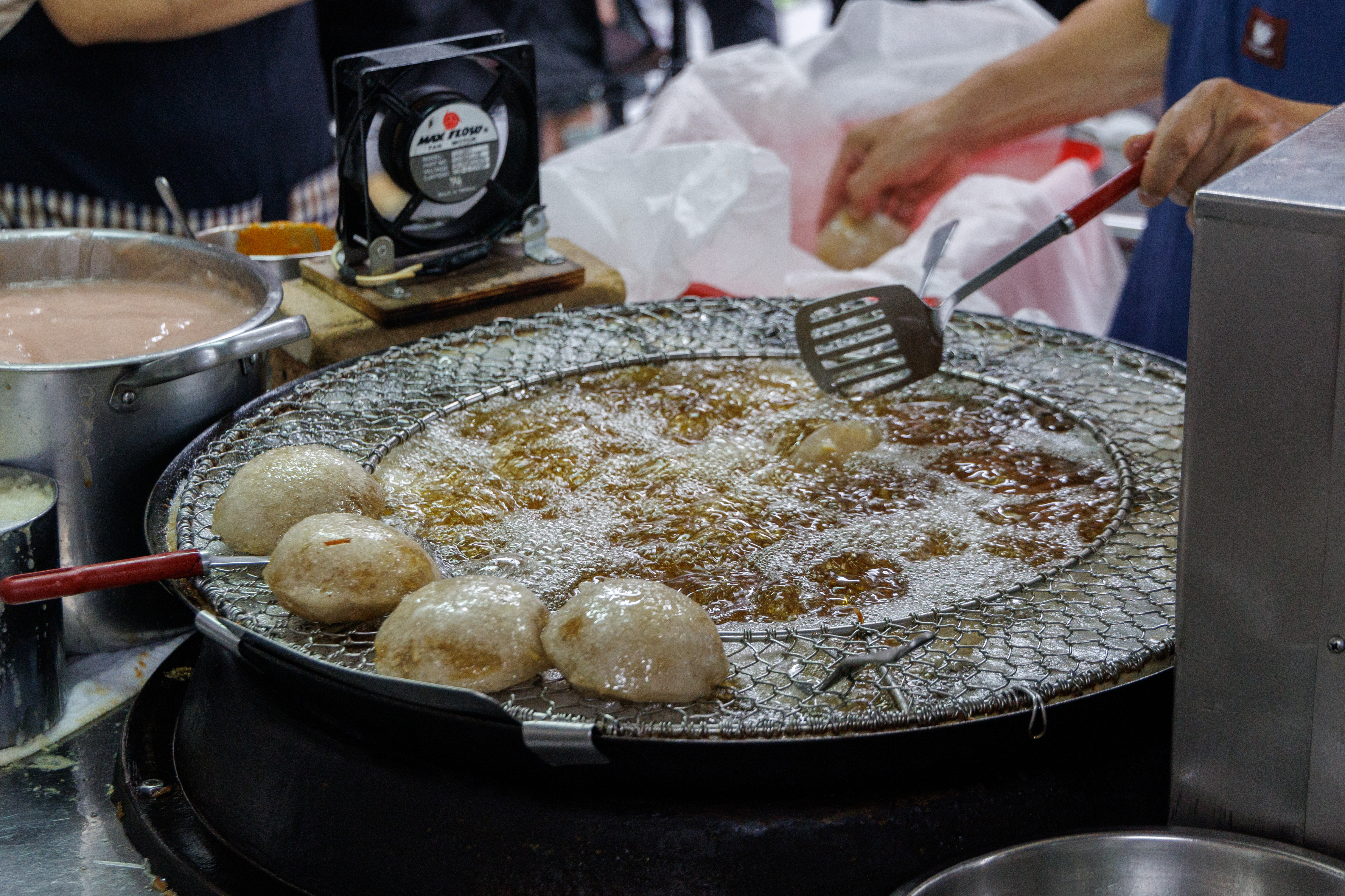 彰化的油泡肉圓需時時注意火候。(葉琳喬攝)