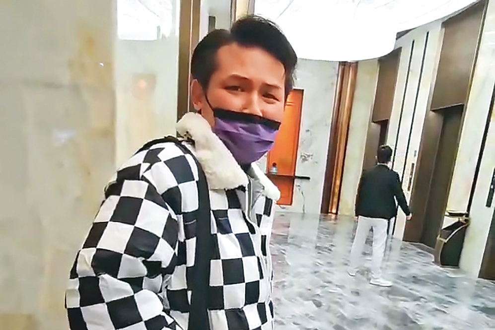 前年梁軒安在國外出差時，被爆上酒店玩樂。（讀者提供）