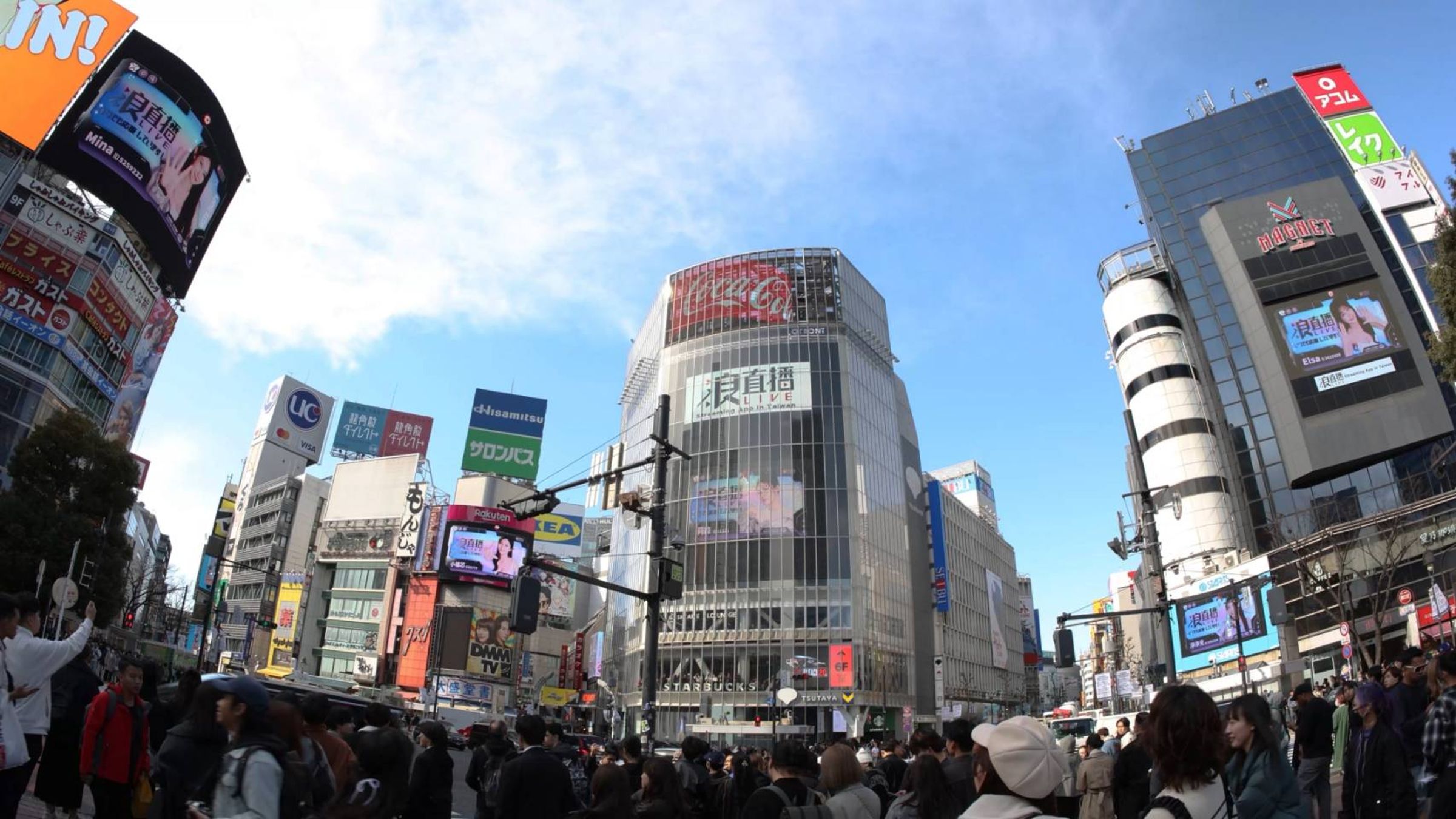 在東京澀谷最熱鬧的街頭,「浪LIVE直播」直播主畫面登上環景巨幕,現場聚集眾多路人圍觀,還有人拿起手機拍下這一幕!
