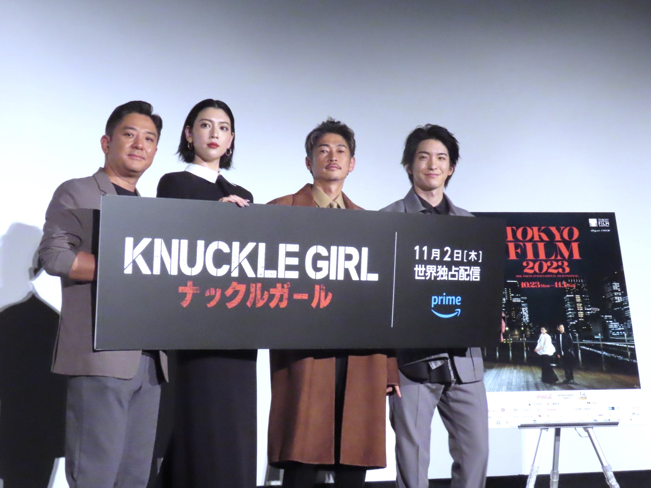 《KNUCKLE GIRL》導演Chang(左起)與三吉彩花、窪塚洋介、前田公輝現身日比谷東寶影城,為新戲宣傳。