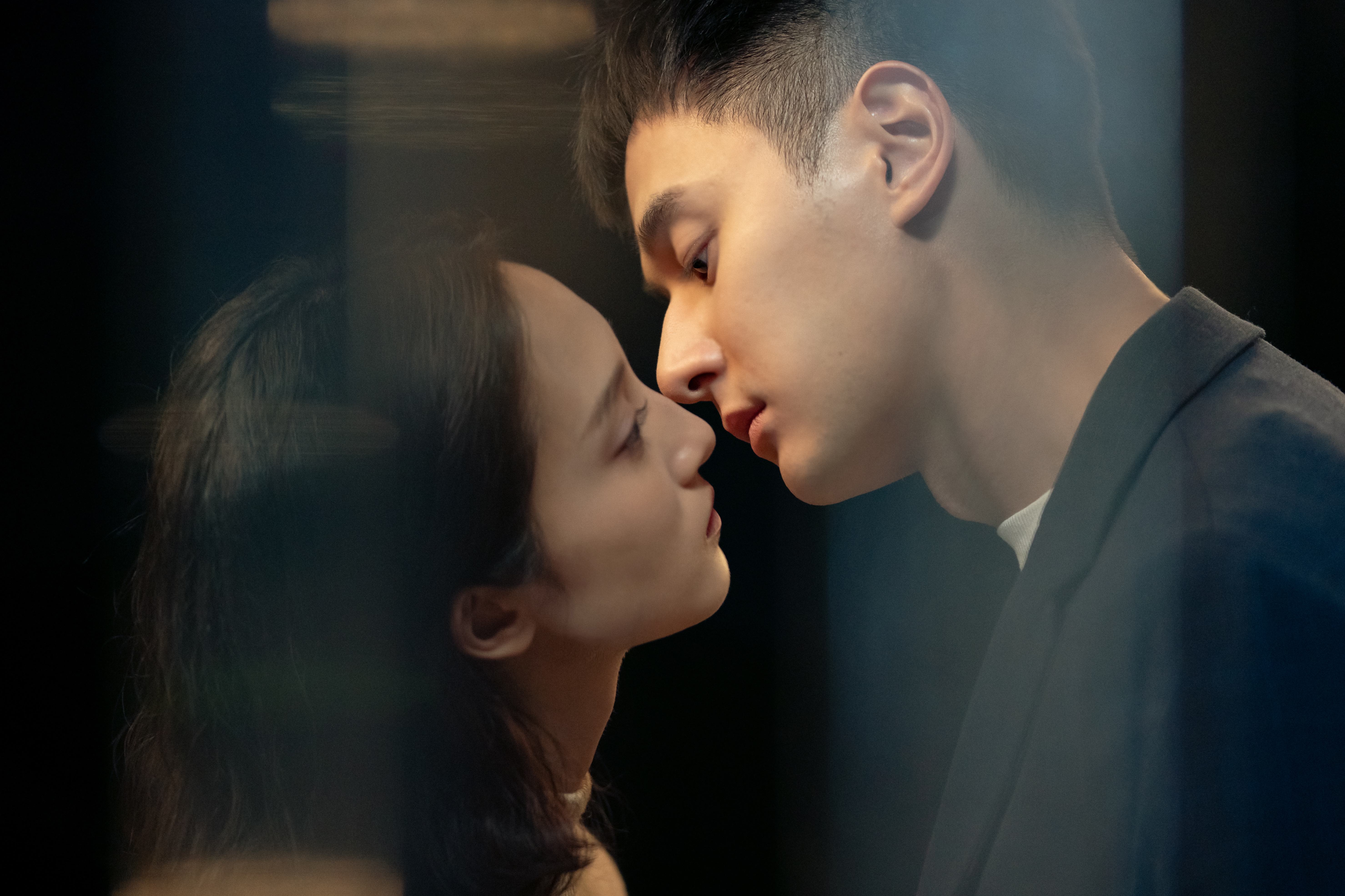 張軒睿和韓寧拍攝浪漫吻戲。（良人行提供）