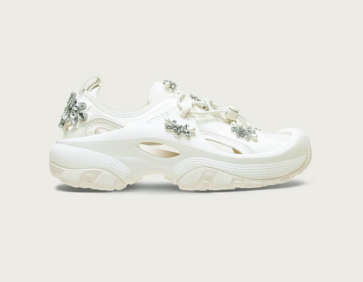 Simone Rocha ×Crocs聯名系列休閒運動鞋(白)。NT$6,980