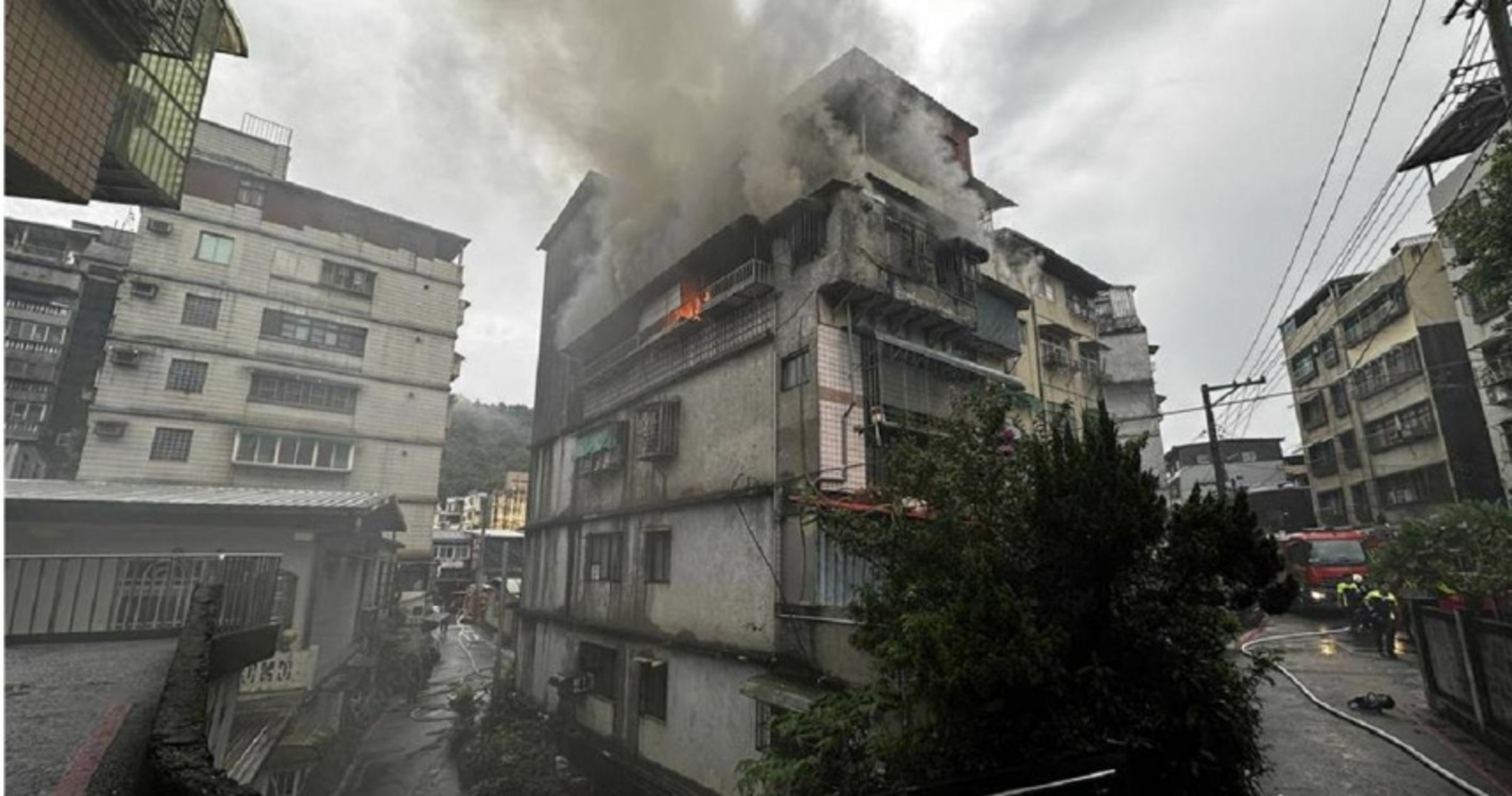 基隆市信義區一棟公寓3樓突發火警,現場火勢猛烈、濃煙四起。(翻攝畫面)