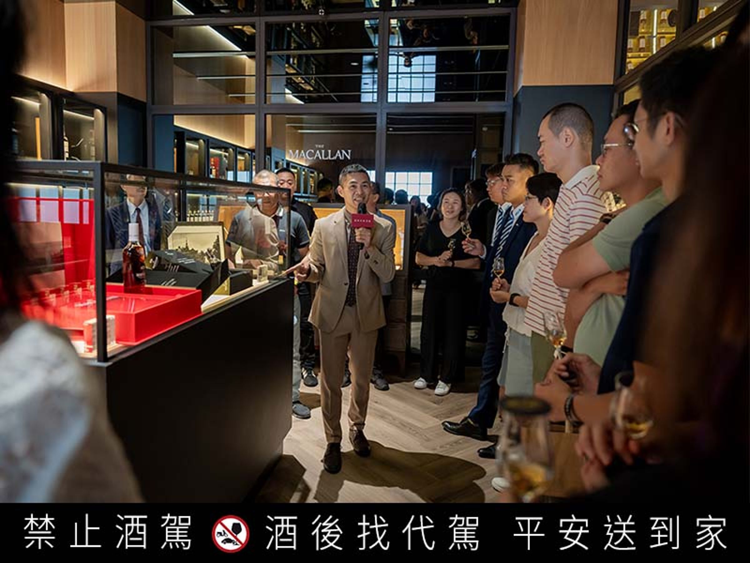 麥卡倫品牌大使黃偉綸引導著現場來賓沉浸在麥卡倫的傳奇故事中，揭開麥卡倫200年輝煌篇章。