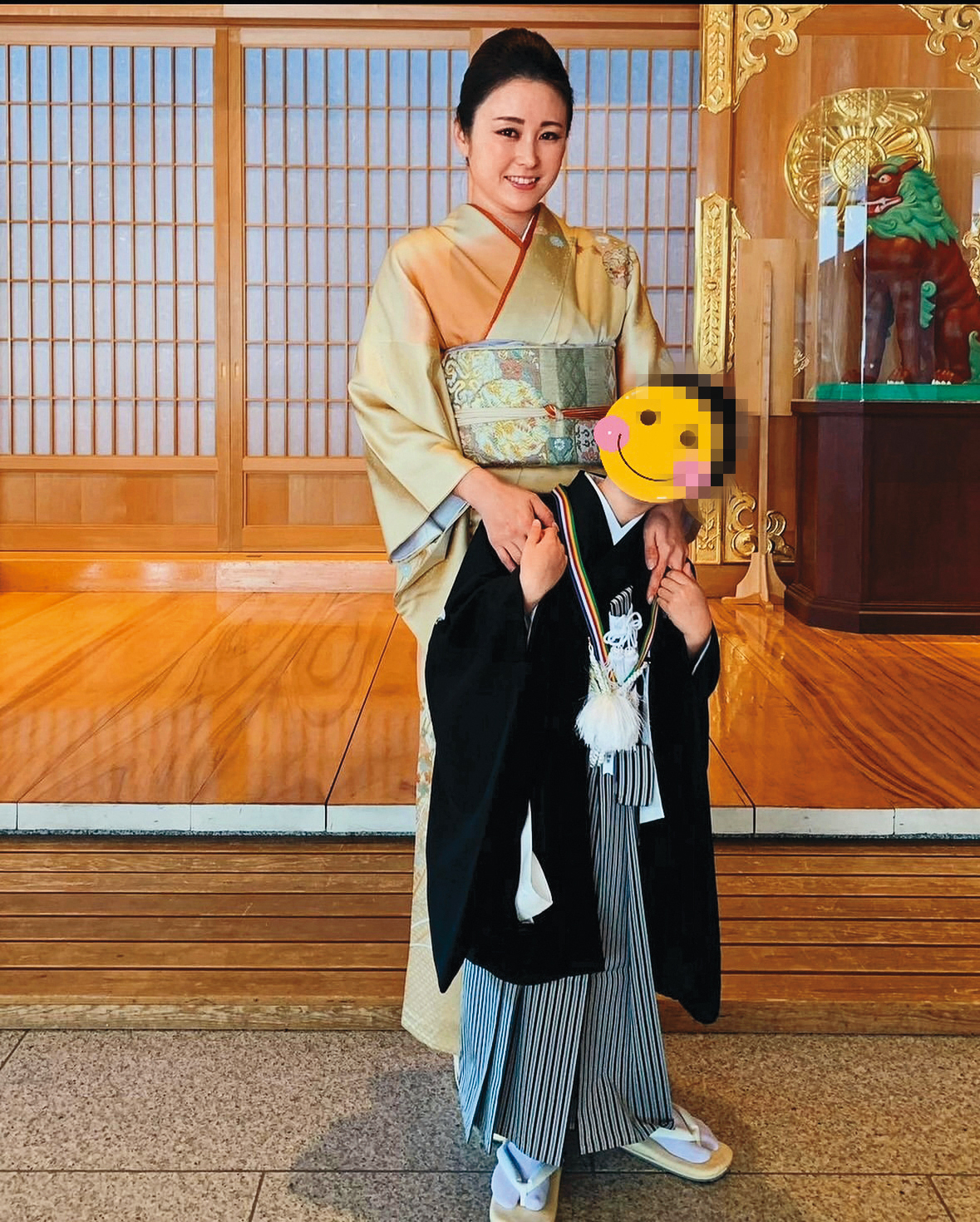 麻衣和兒子感情緊密，去年兒子生日，母子倆穿上和服並慶祝七五三節。（翻攝自麻衣IG）