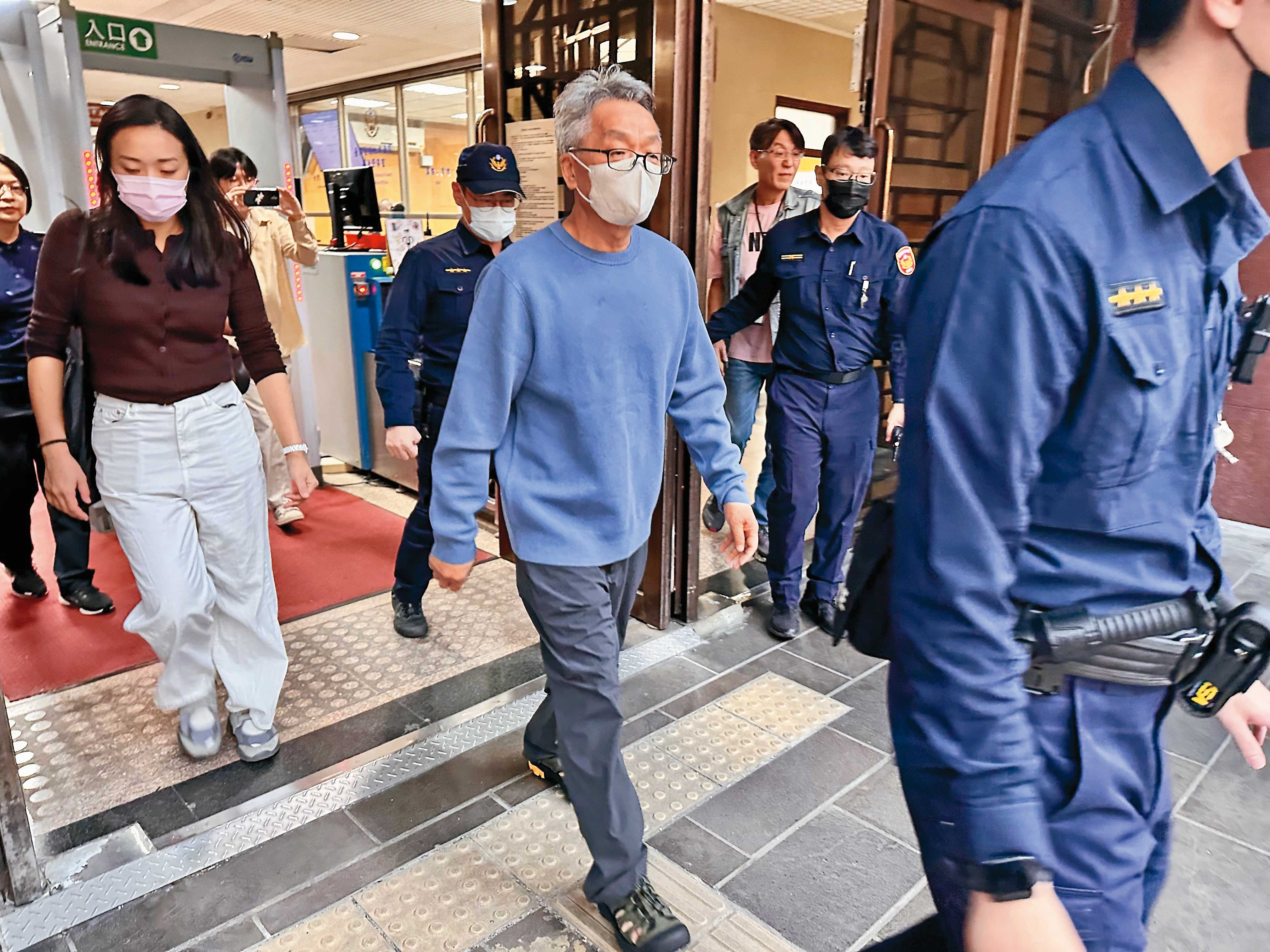 陳歐珀以立委身分推動《商港法》，向業者收賄413萬元，另涉限制Uber案收賄50萬元等多項重罪，24日獲500萬元交保。