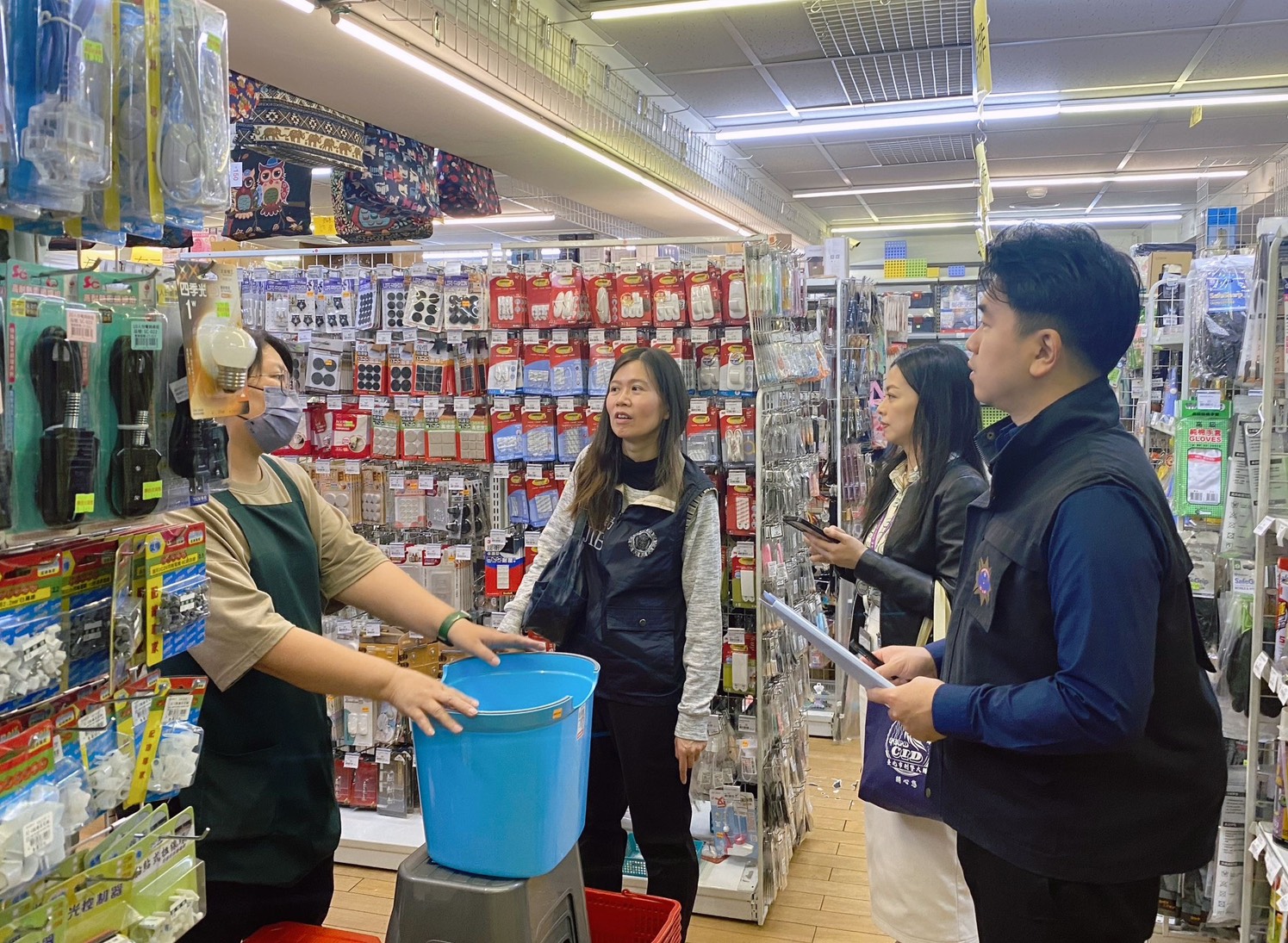 北檢民生犯罪專組主任檢察官張靜薰、周芳怡帶隊稽查轄區物價穩定,全力打擊不法囤積哄抬。(北檢提供)