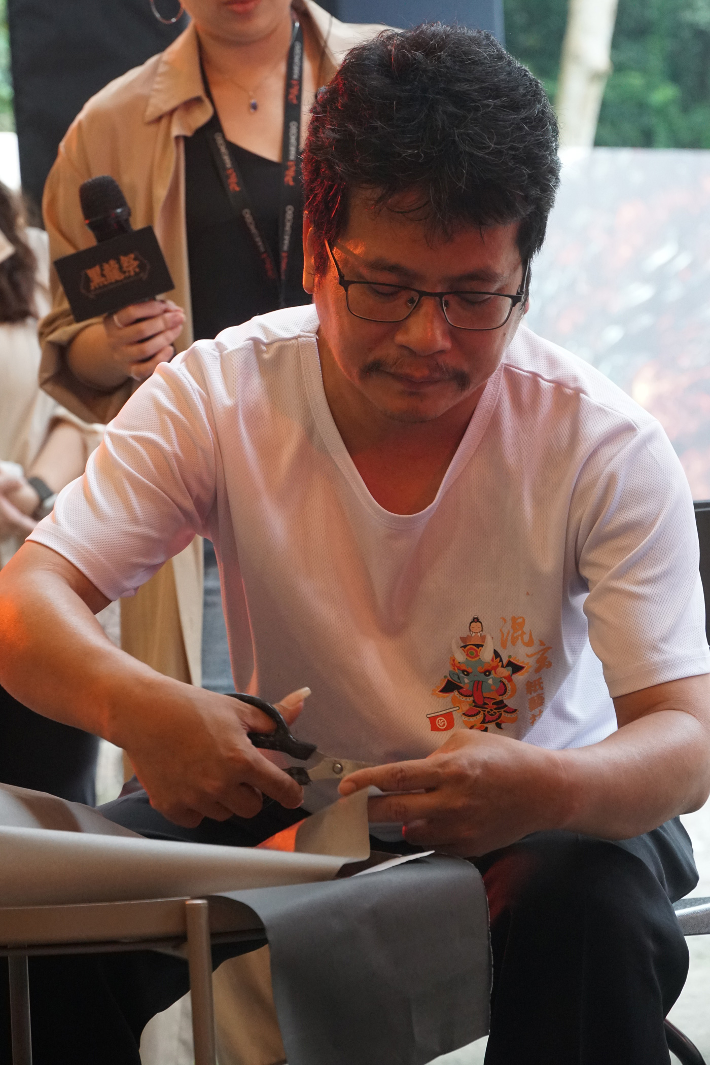 陳志良現場示範如何剪出黑龍鱗片。
