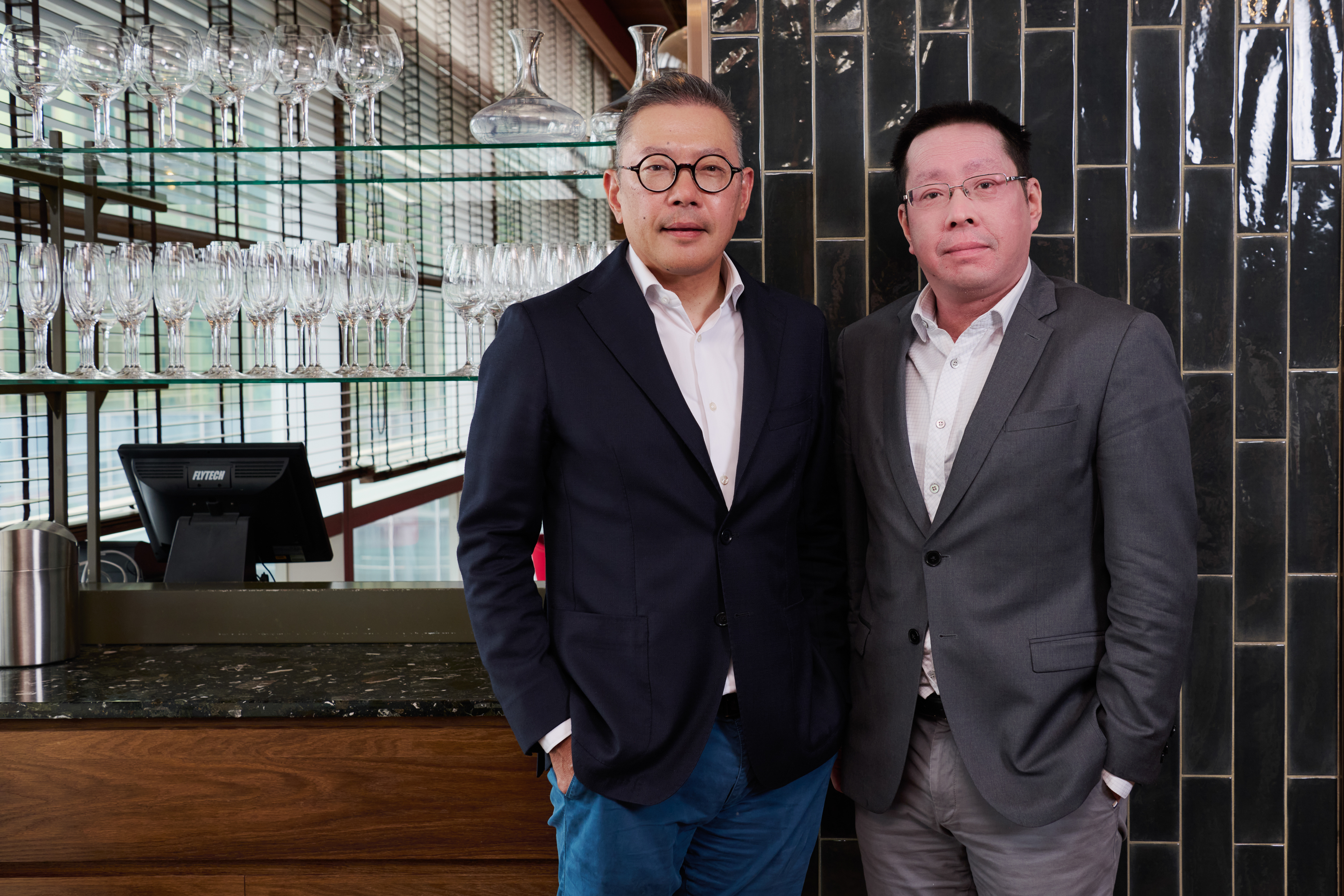 新光三越總經理吳昕陽（左）感性表示，感激外界的等待，全公司現以喜悅心情迎接台中復業。（官方提供）