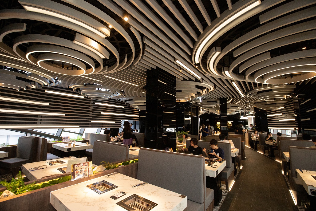 黑元素主打時尚風潮，「燒肉Smile」中科店突破傳統日式設計風格，黑銀內裝吸引年輕人目光。（攝影/賴智揚）