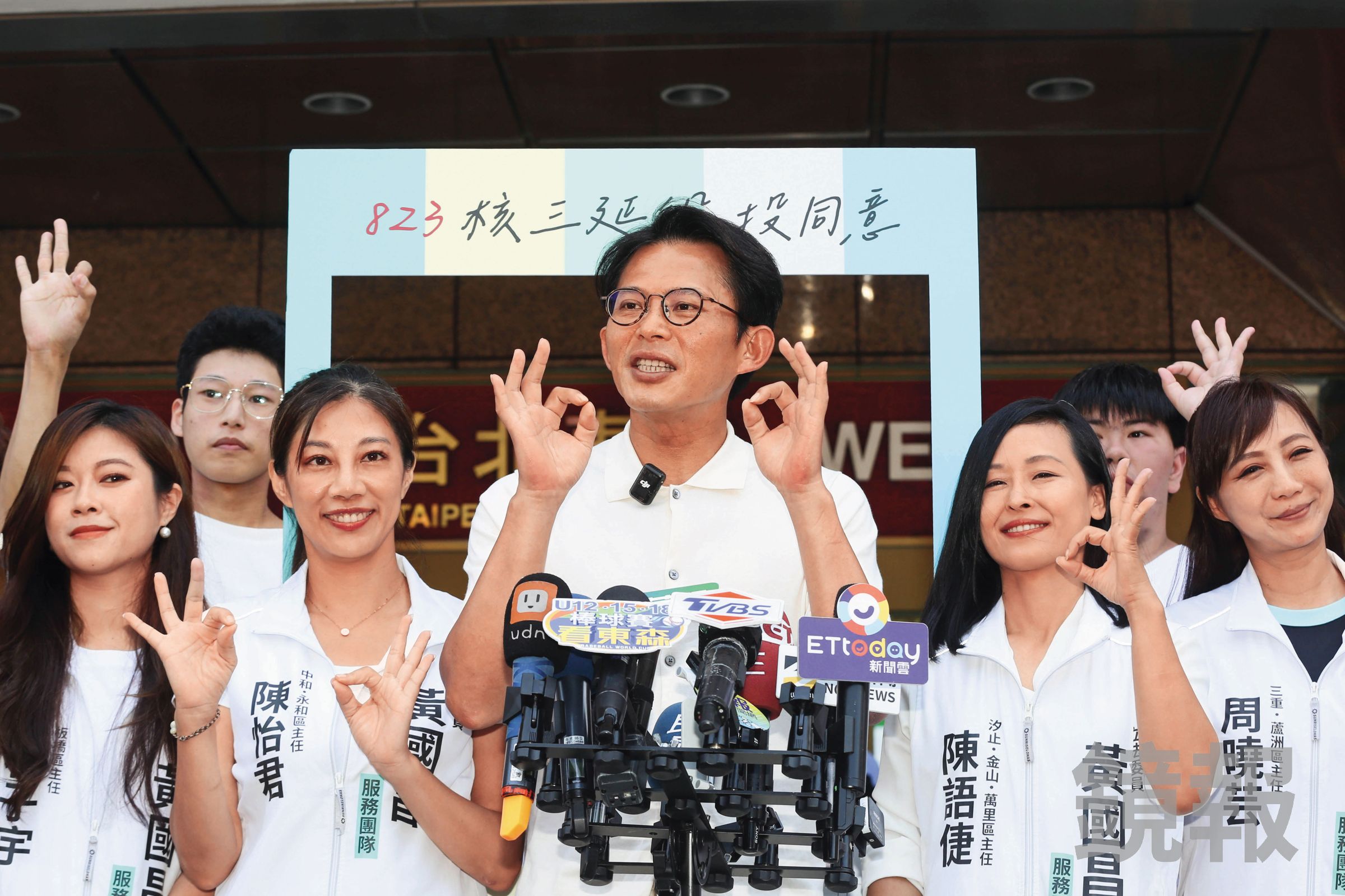 黃國昌(中)力挺民眾黨四金釵角逐新北市議員,遭黨內質疑空降黃系人馬,引爆擁柯派陣營不滿。(鏡報董孟航)