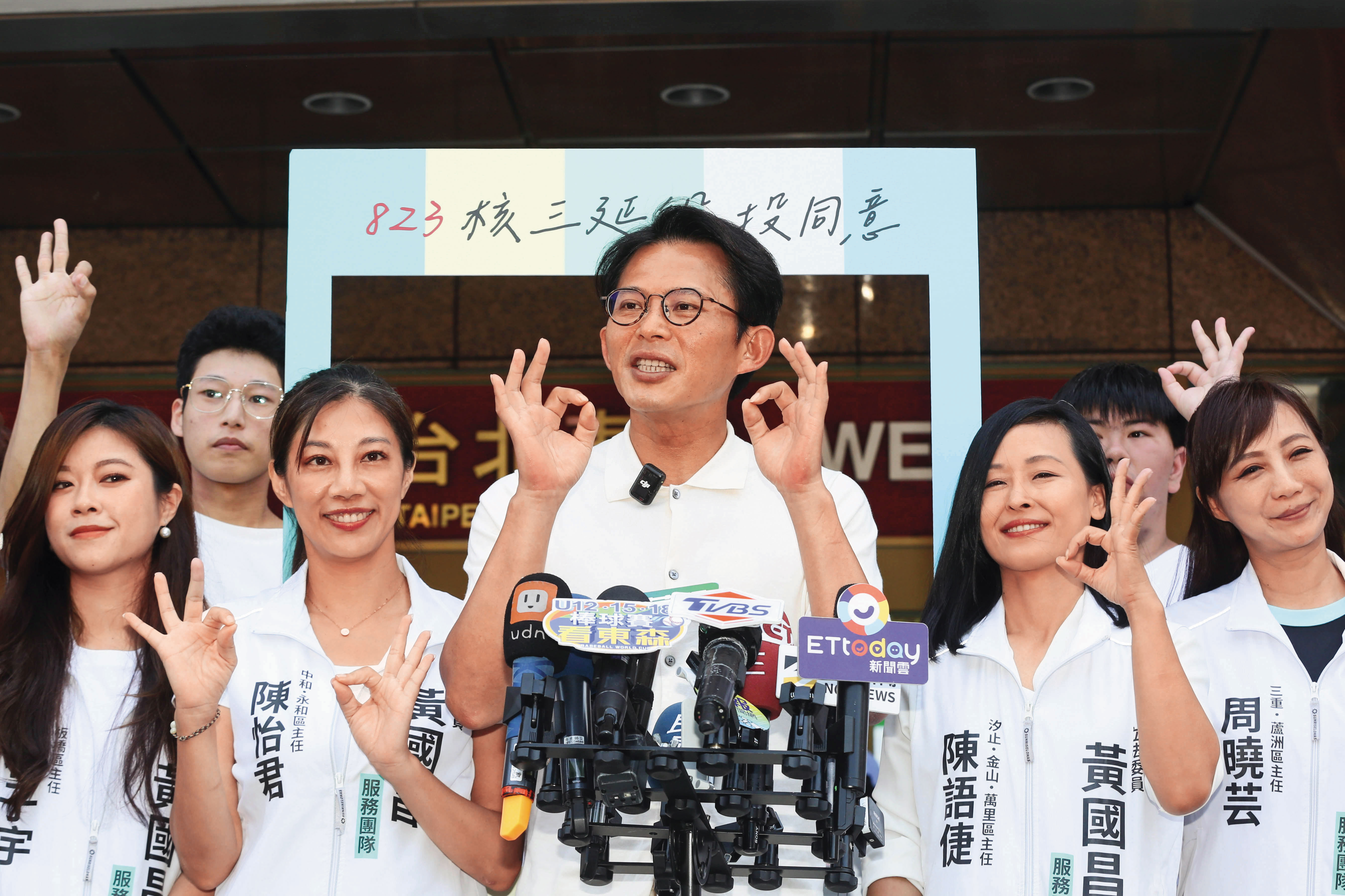 黃國昌(中)力挺民眾黨四金釵角逐新北市議員,遭黨內質疑空降黃系人馬,引爆擁柯派陣營不滿。(鏡報董孟航)
