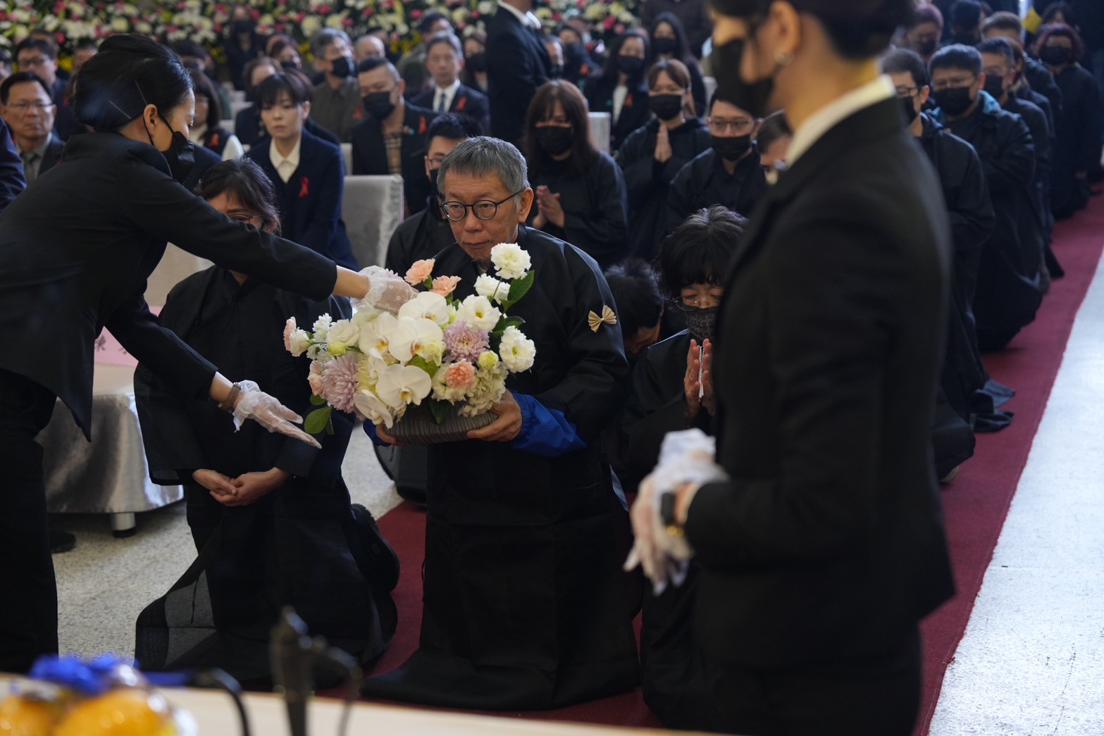 柯文哲父親柯承發告別式，傳總統賴清德有贈花籃，但會場未見。（民眾黨提供）