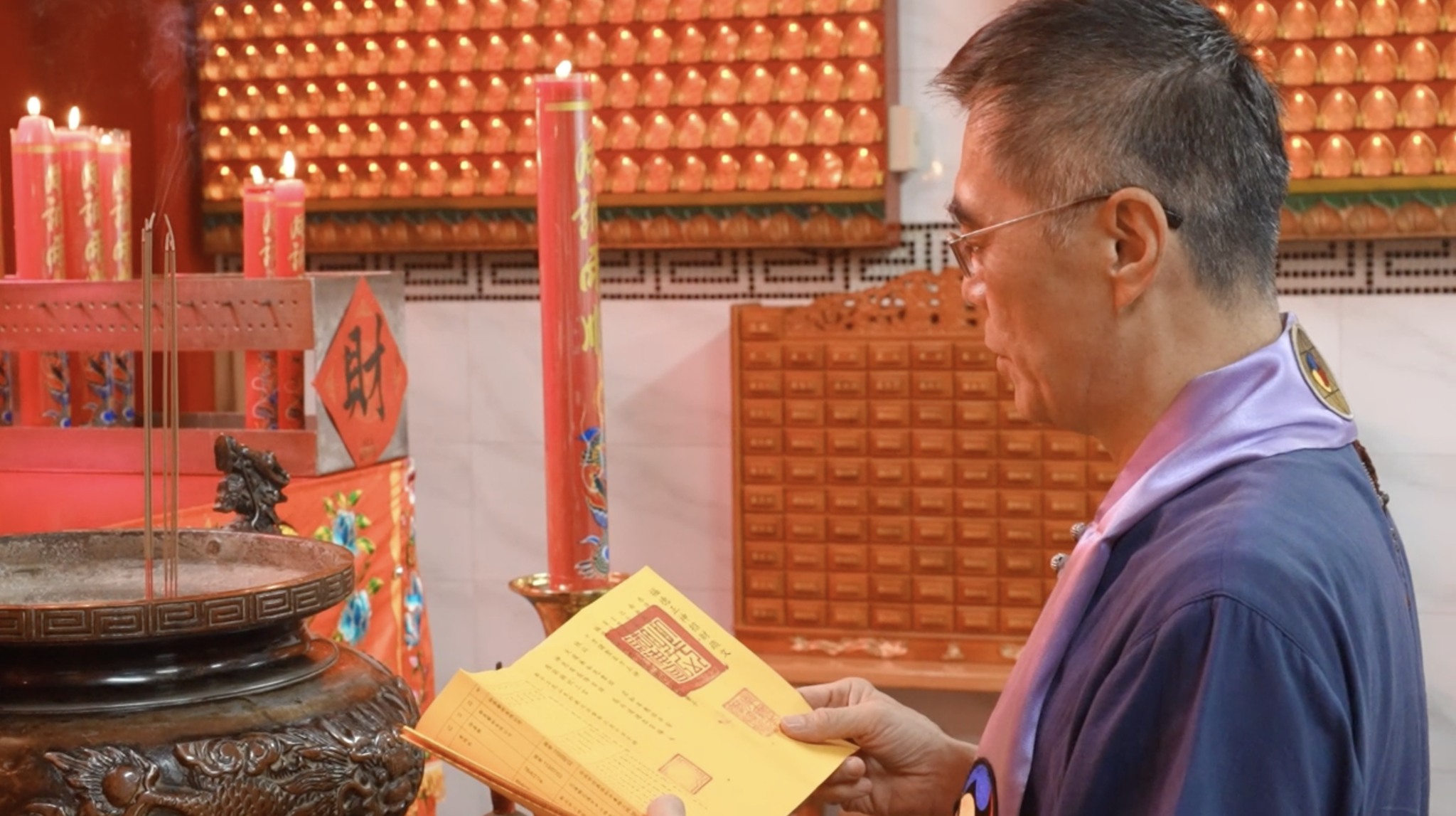 民俗專家王老師提醒，祂們能跨越陰陽界線託夢，需消耗陰間資糧，甚至還需耗費自身累積的功德。（翻攝自粉絲專頁王老師幫幫我 ·生活中的易經開運策略 ）