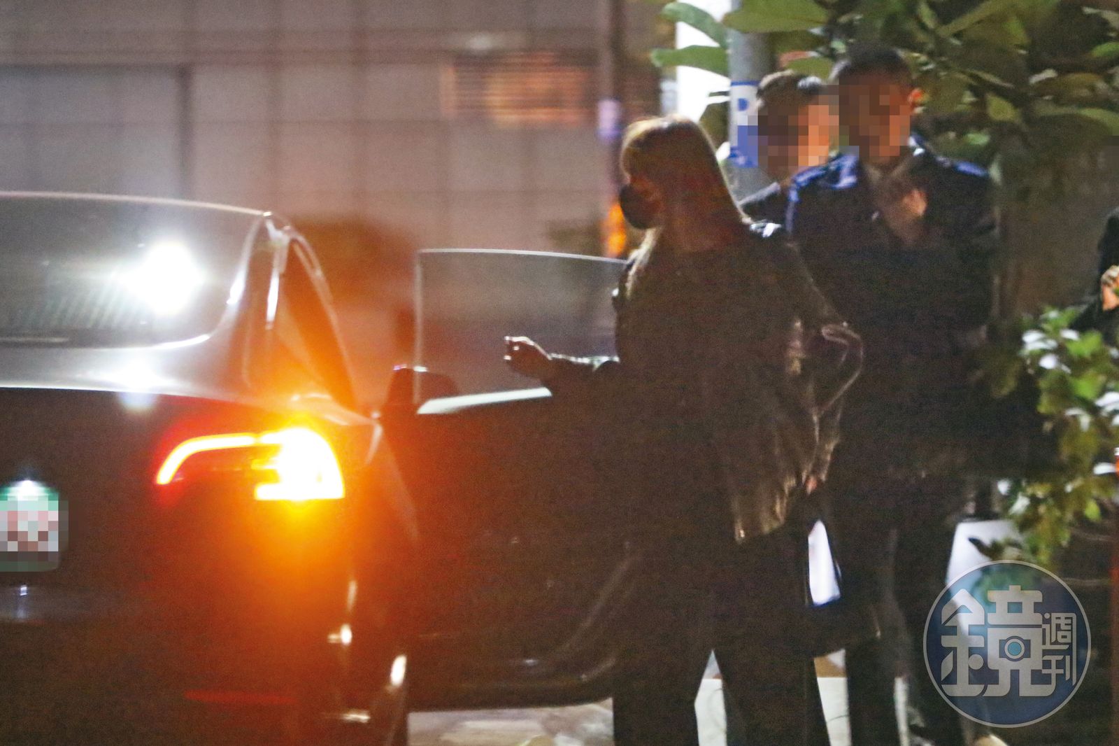 00：45 王心凌跟著上了後座，之後兩人一同回家，像極了一對一約會行程