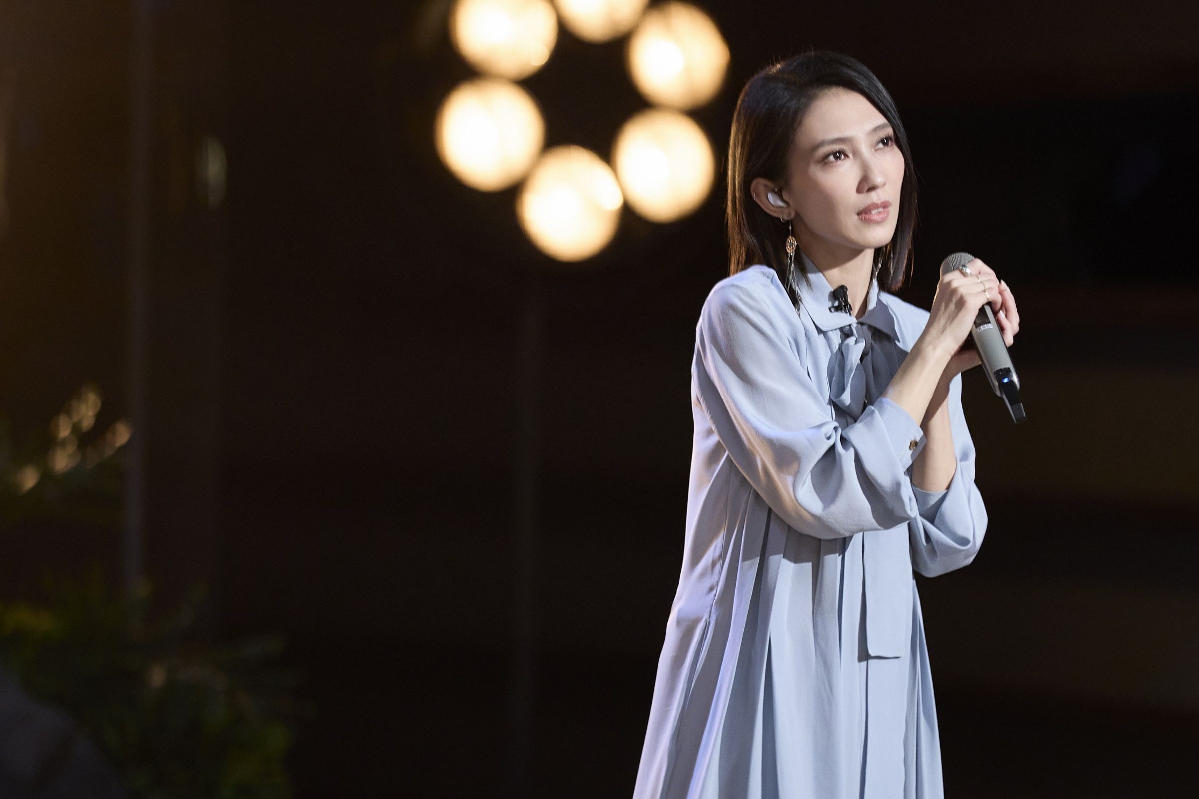 戴佩妮改編舊作〈淡水河邊〉,呢喃式的獨特嗓音,一開口便令人醉心不已。(仁仁娛樂提供)