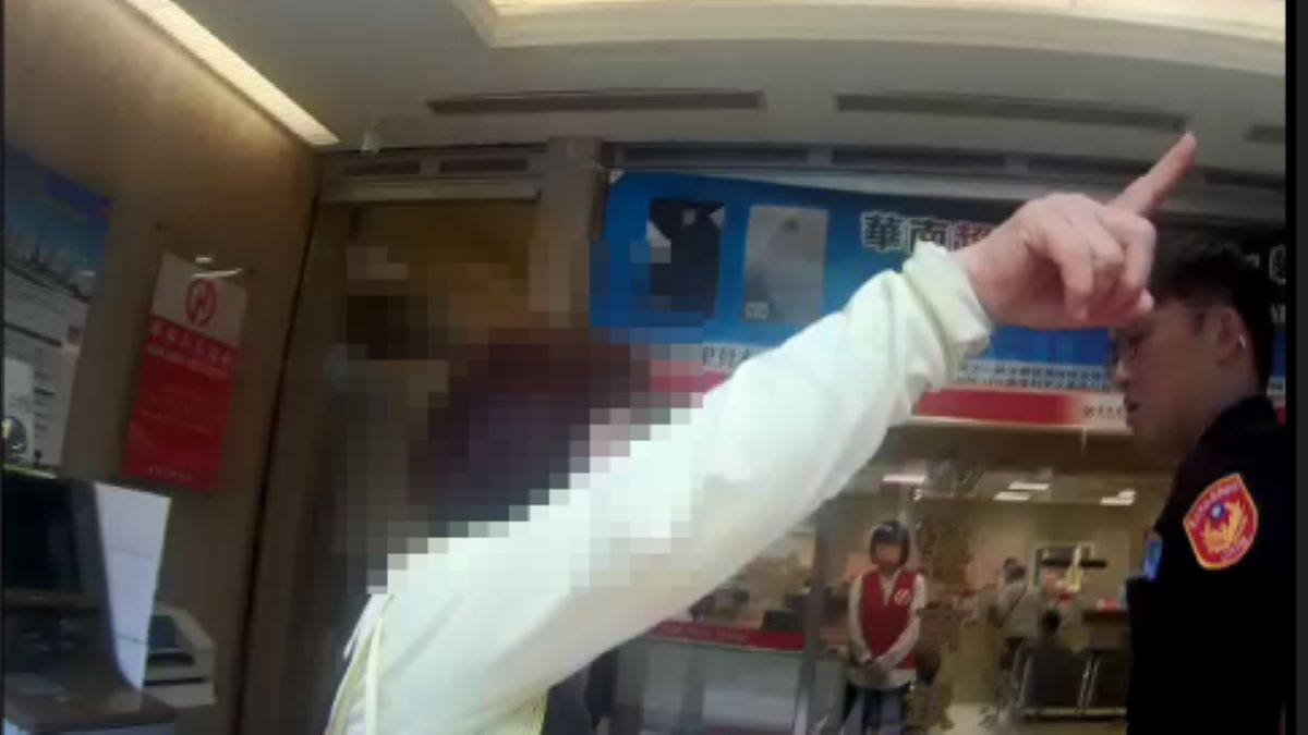 鄭姓女子日前至銀行領取30萬，因背包沒關好，10萬元現金遺失讓她相當焦急。（內湖分局提供）