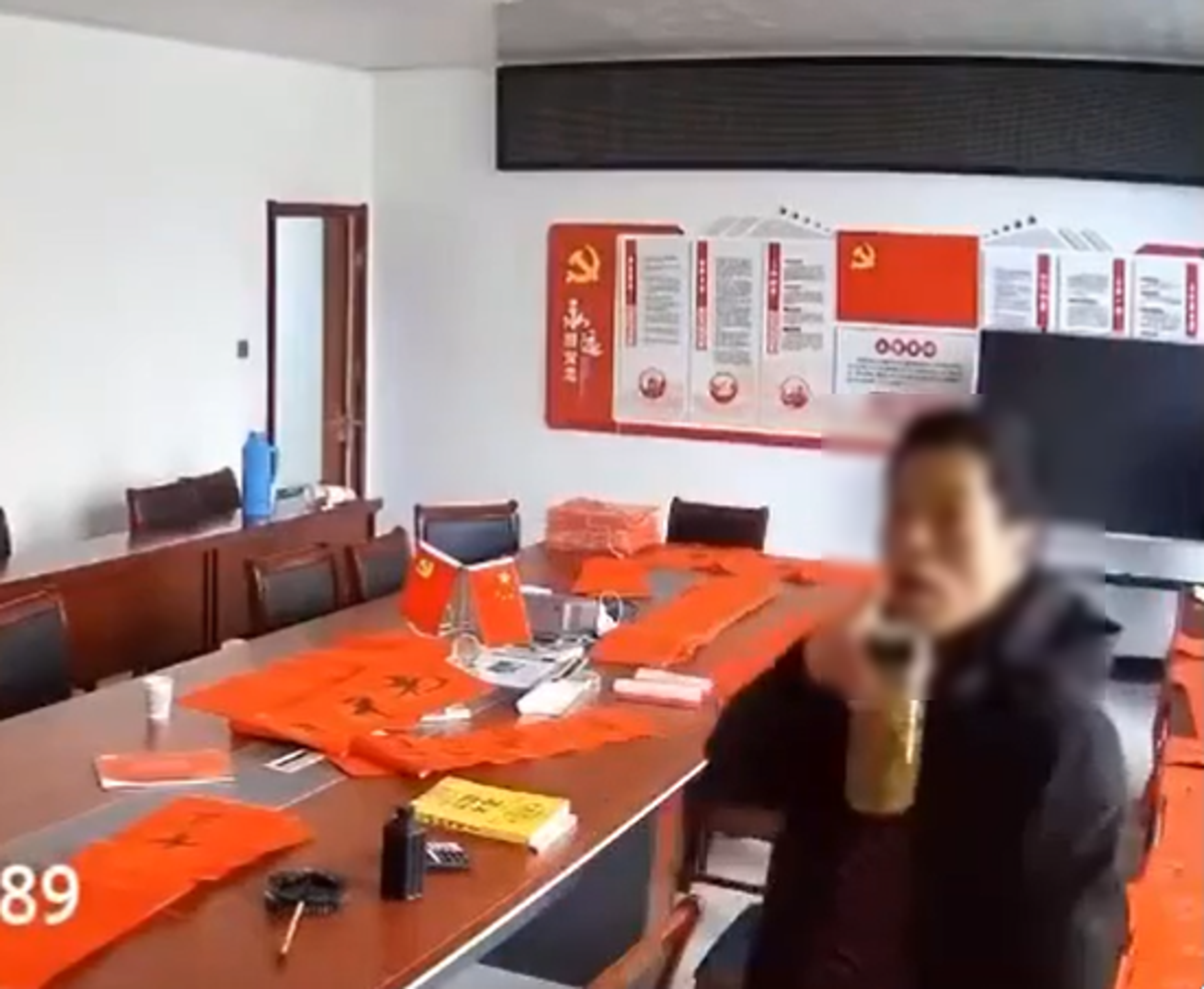 男主角專業地發現偷拍鏡頭的存在。（翻自X平台）